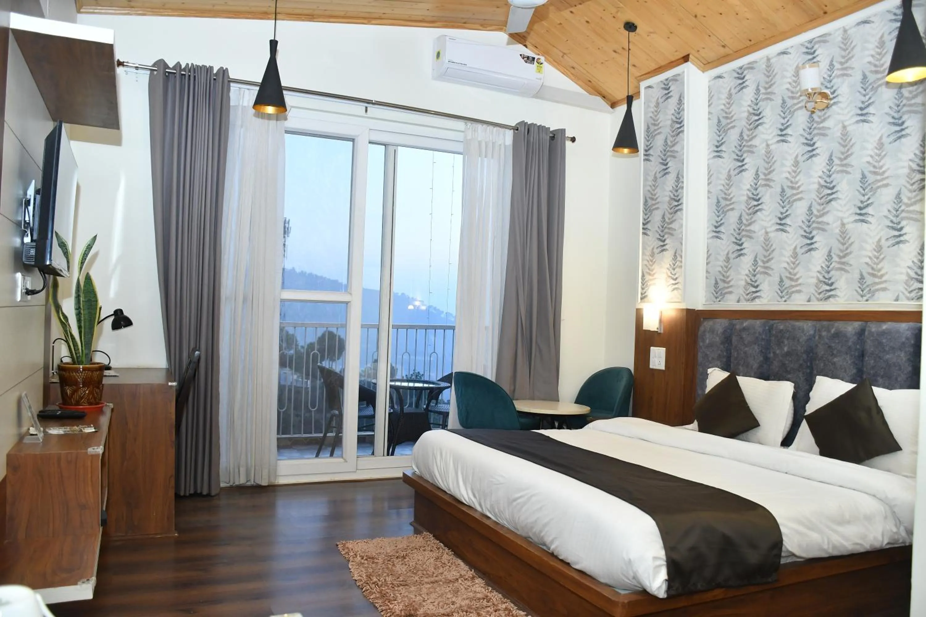 Bed in Hotel Le Halcyon Kasauli