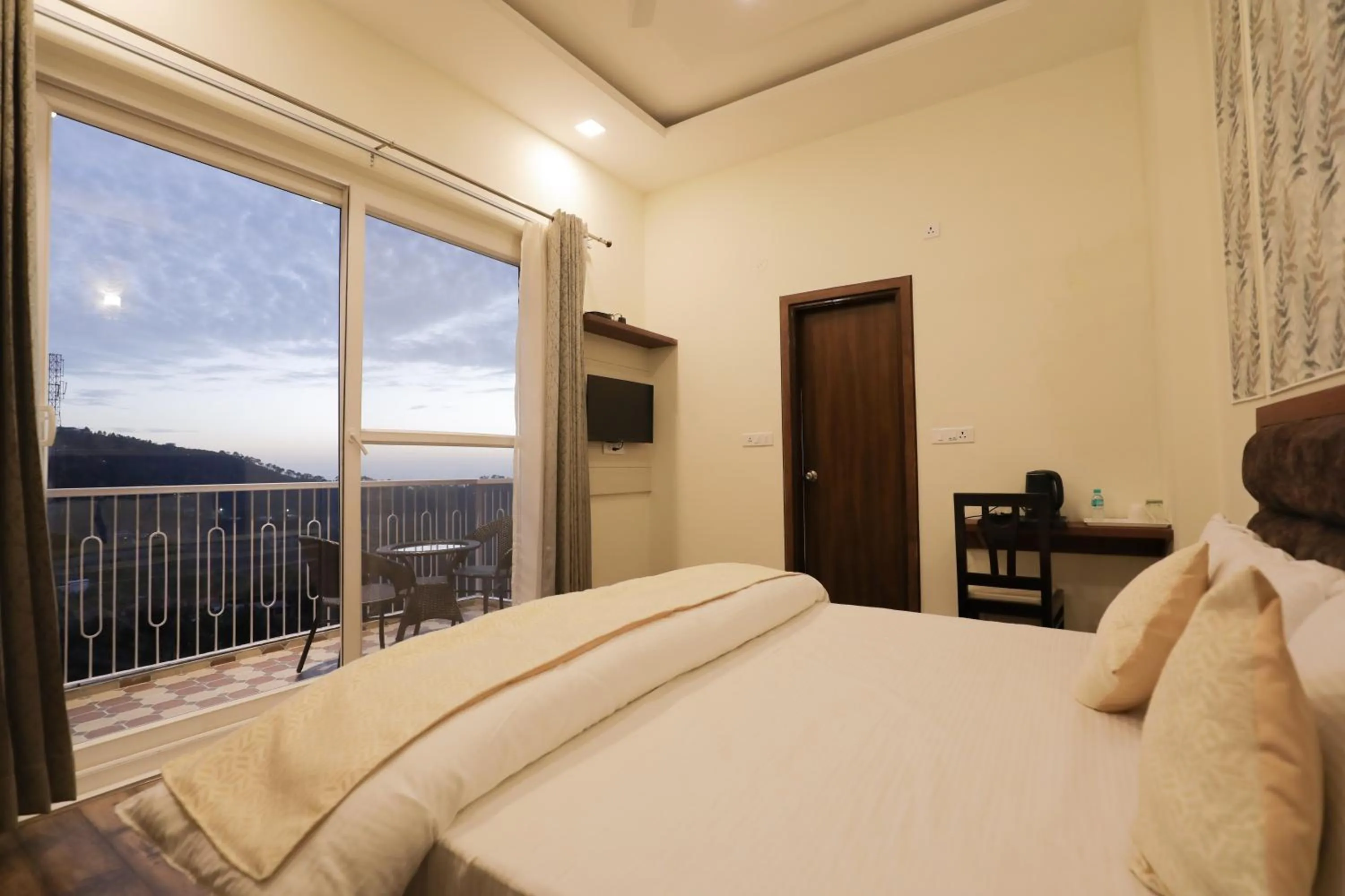 View (from property/room), Bed in Hotel Le Halcyon Kasauli