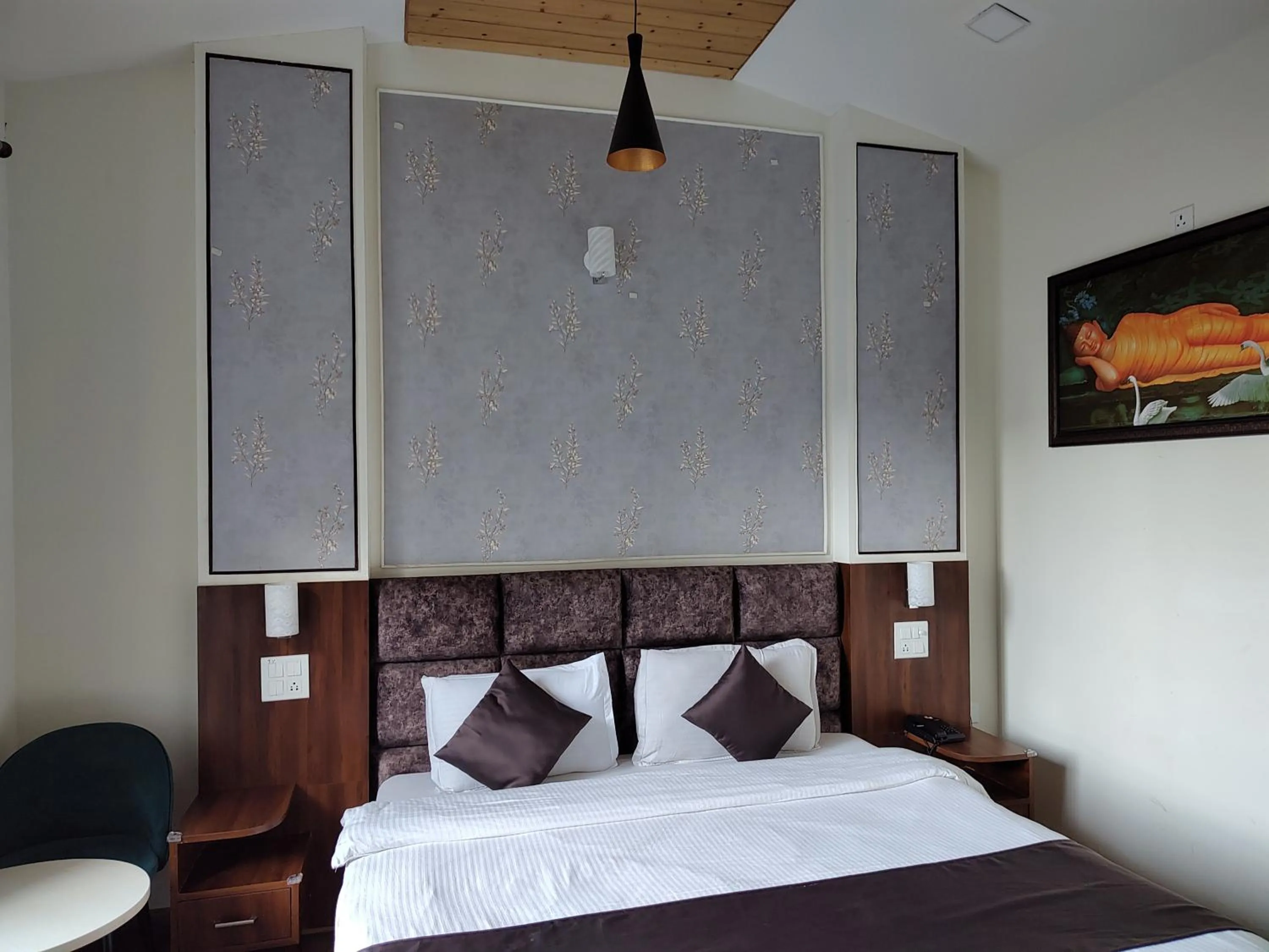 Bed in Hotel Le Halcyon Kasauli