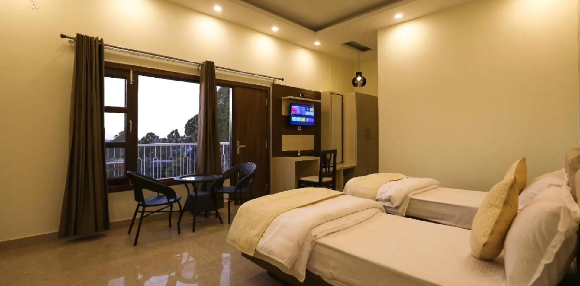 Bed in Hotel Le Halcyon Kasauli