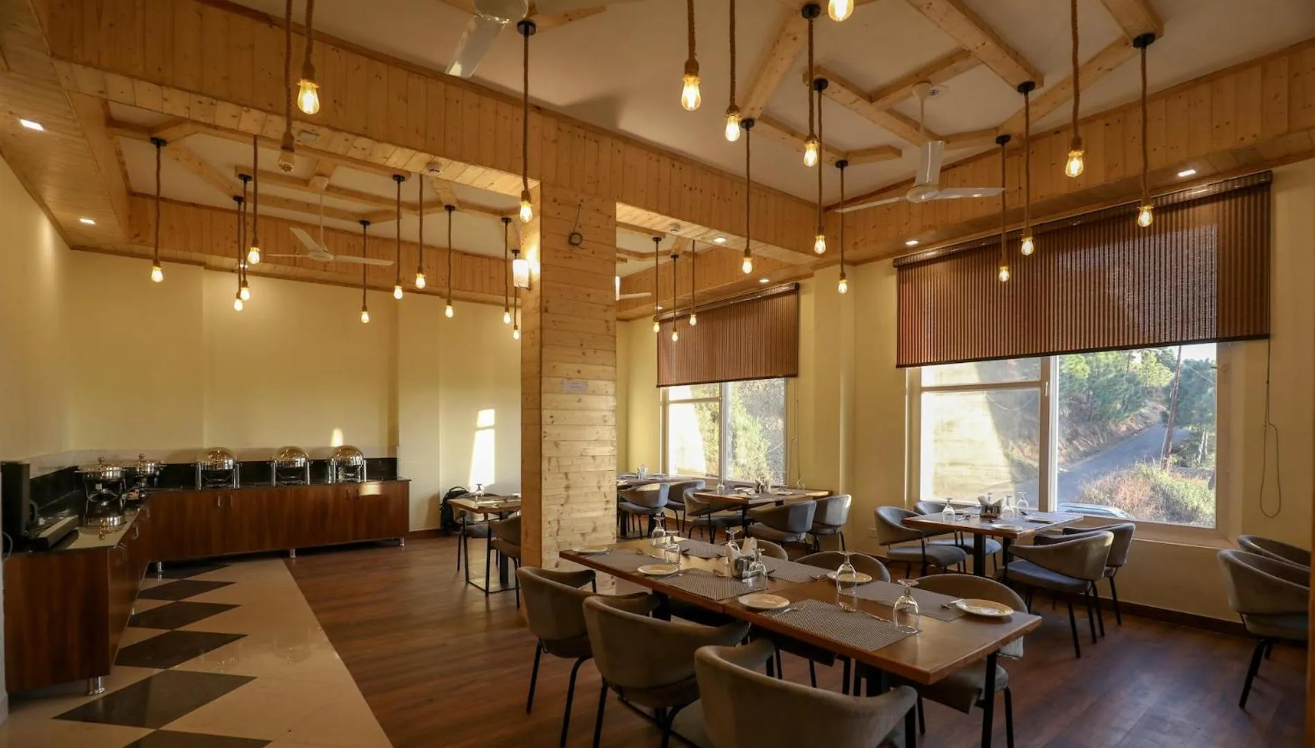 Restaurant/places to eat in Hotel Le Halcyon Kasauli