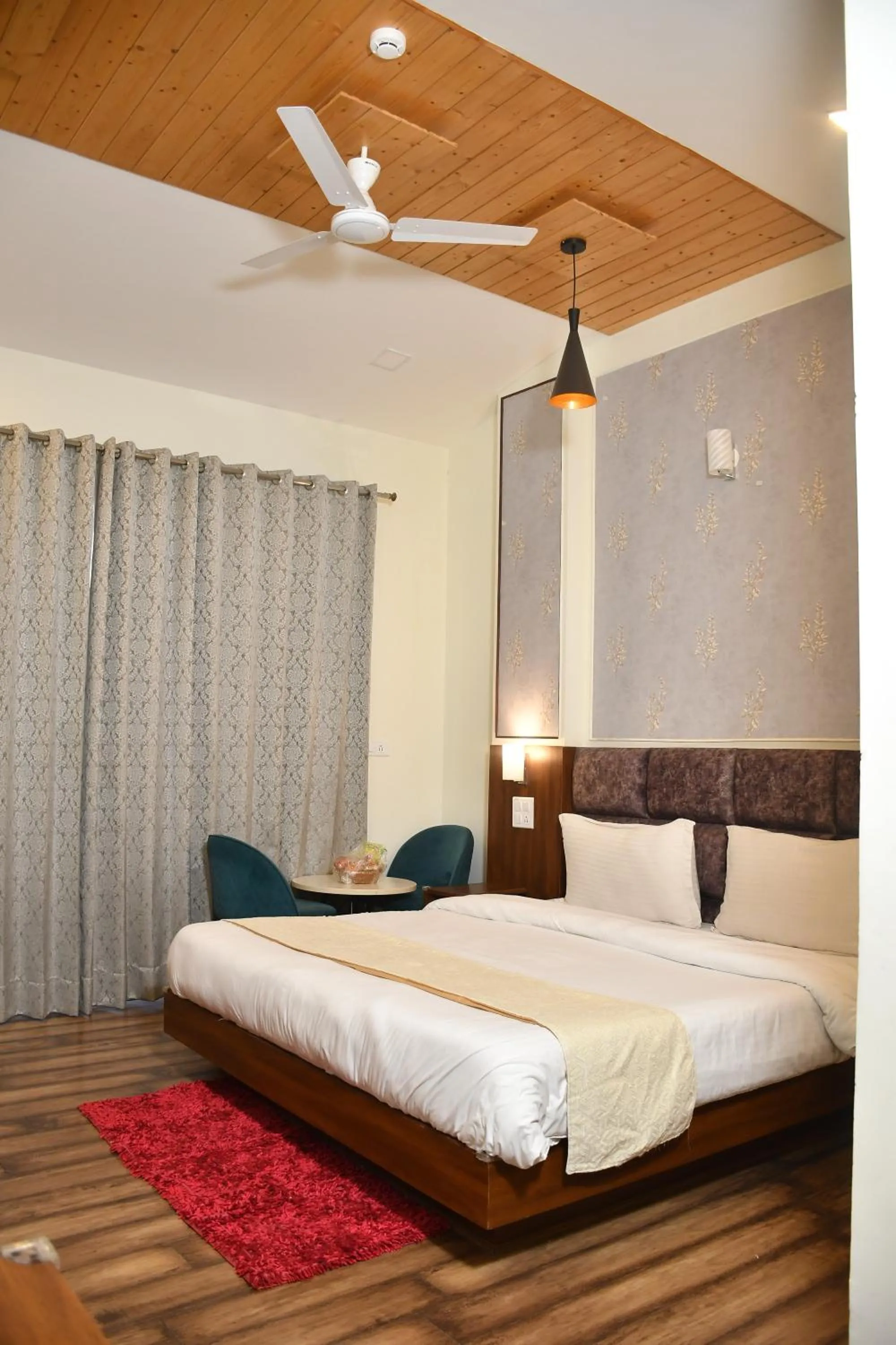 Bed in Hotel Le Halcyon Kasauli
