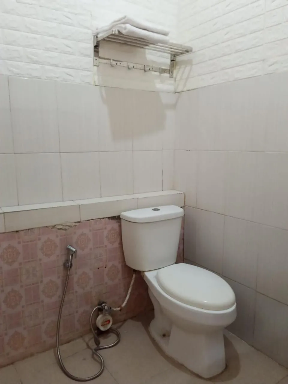 Toilet in Hotel 41 Maribaya