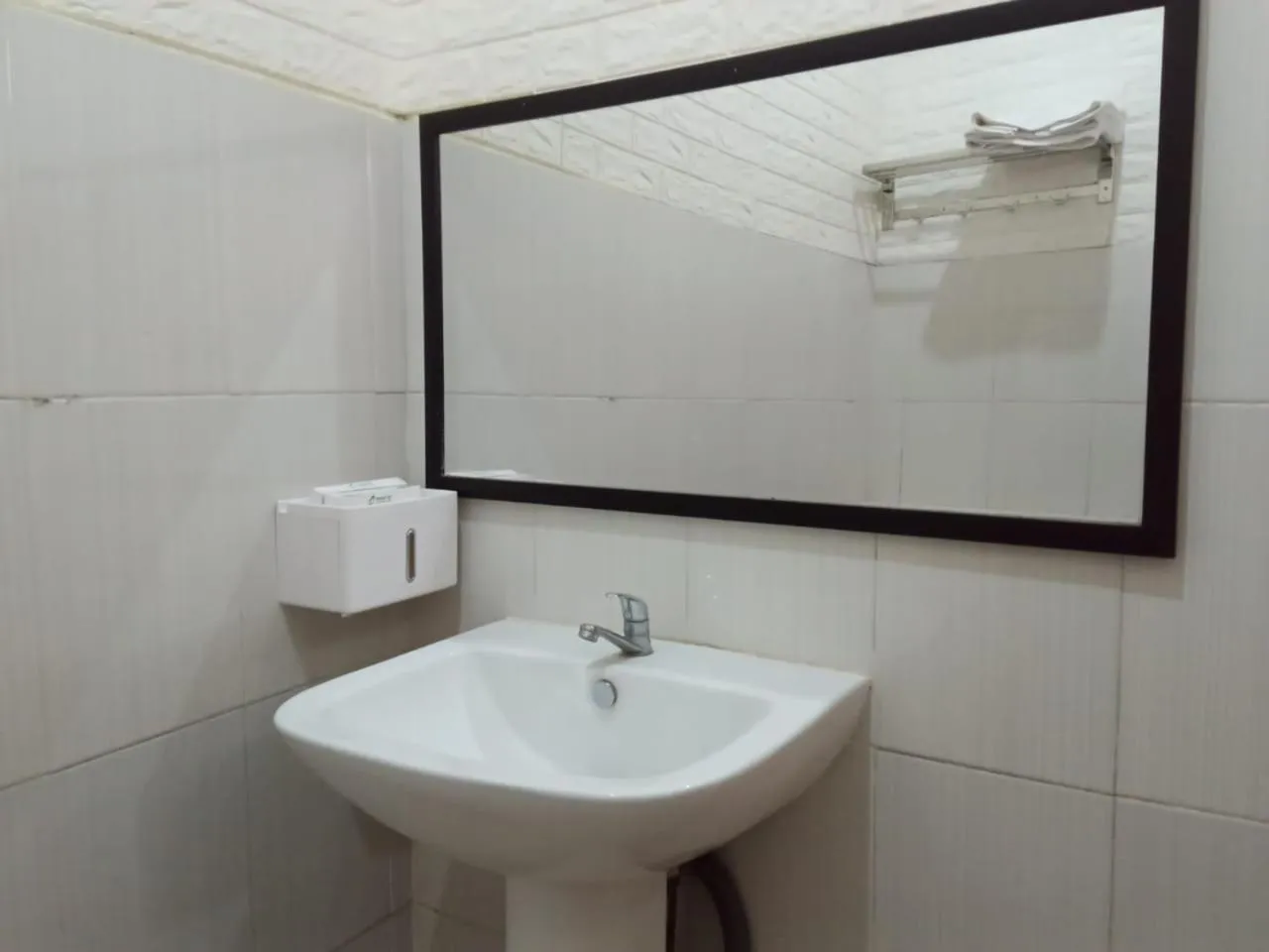 Toilet in Hotel 41 Maribaya