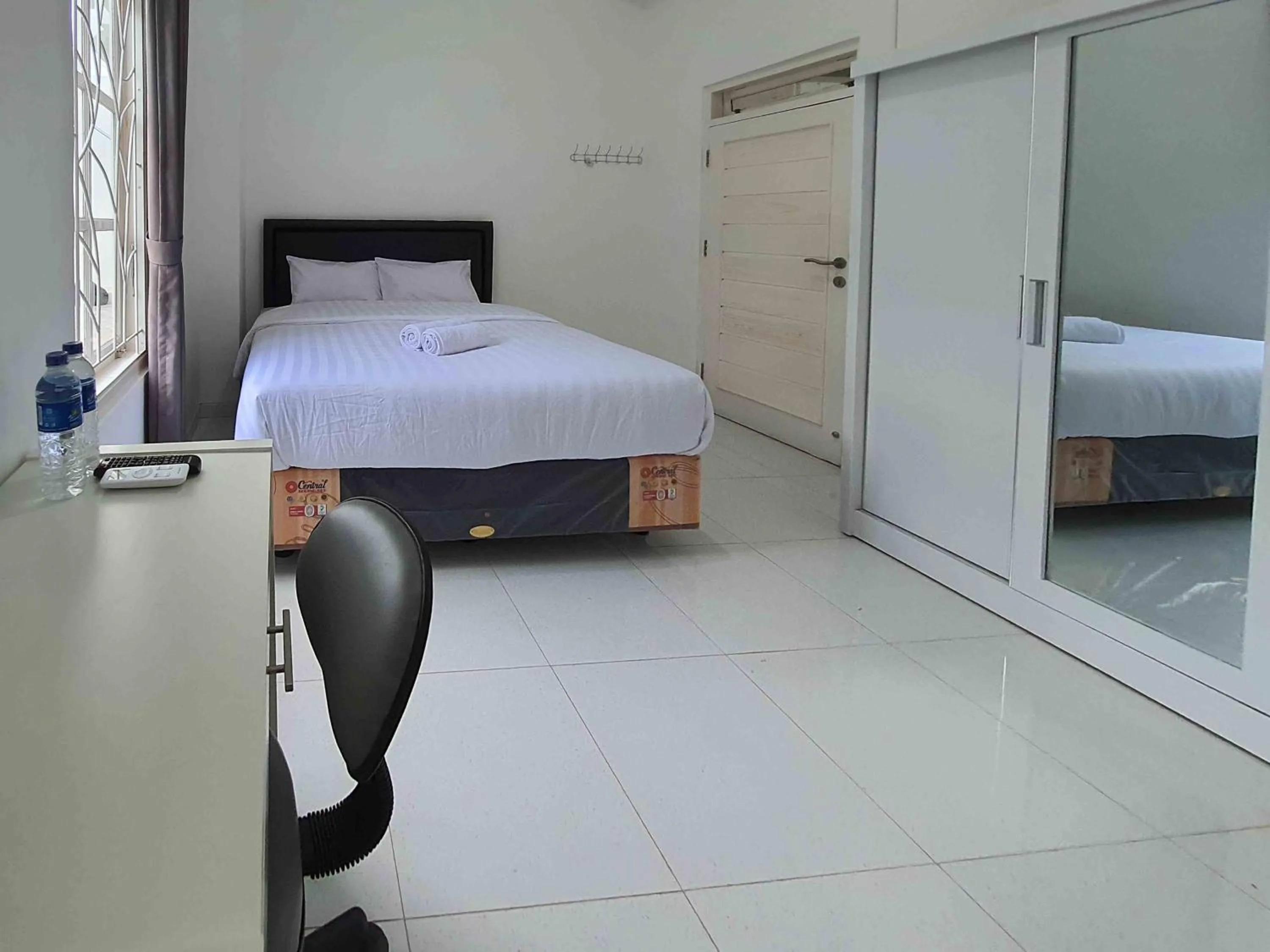 Bedroom, Bed in RedDoorz Syariah at Jalan Godean