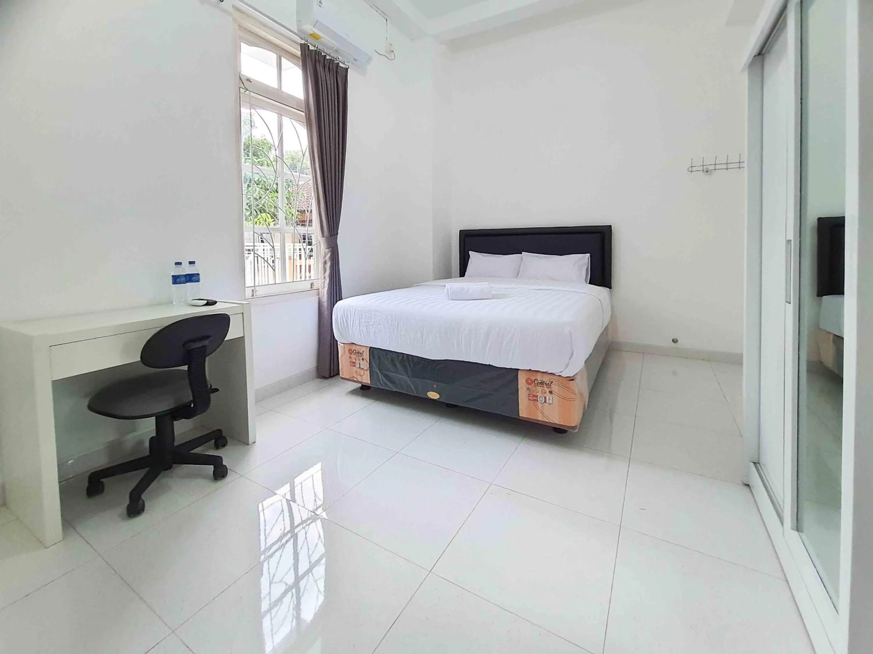 Superior Double Room in RedDoorz Syariah at Jalan Godean