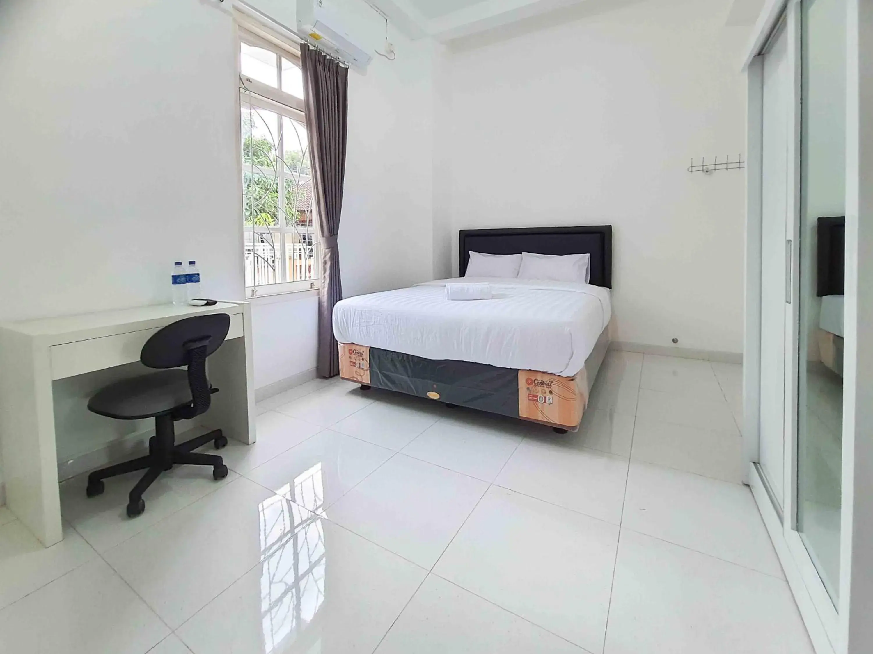 Superior Double Room in RedDoorz Syariah at Jalan Godean Superior Double Room in RedDoorz Syariah at Jalan Godean