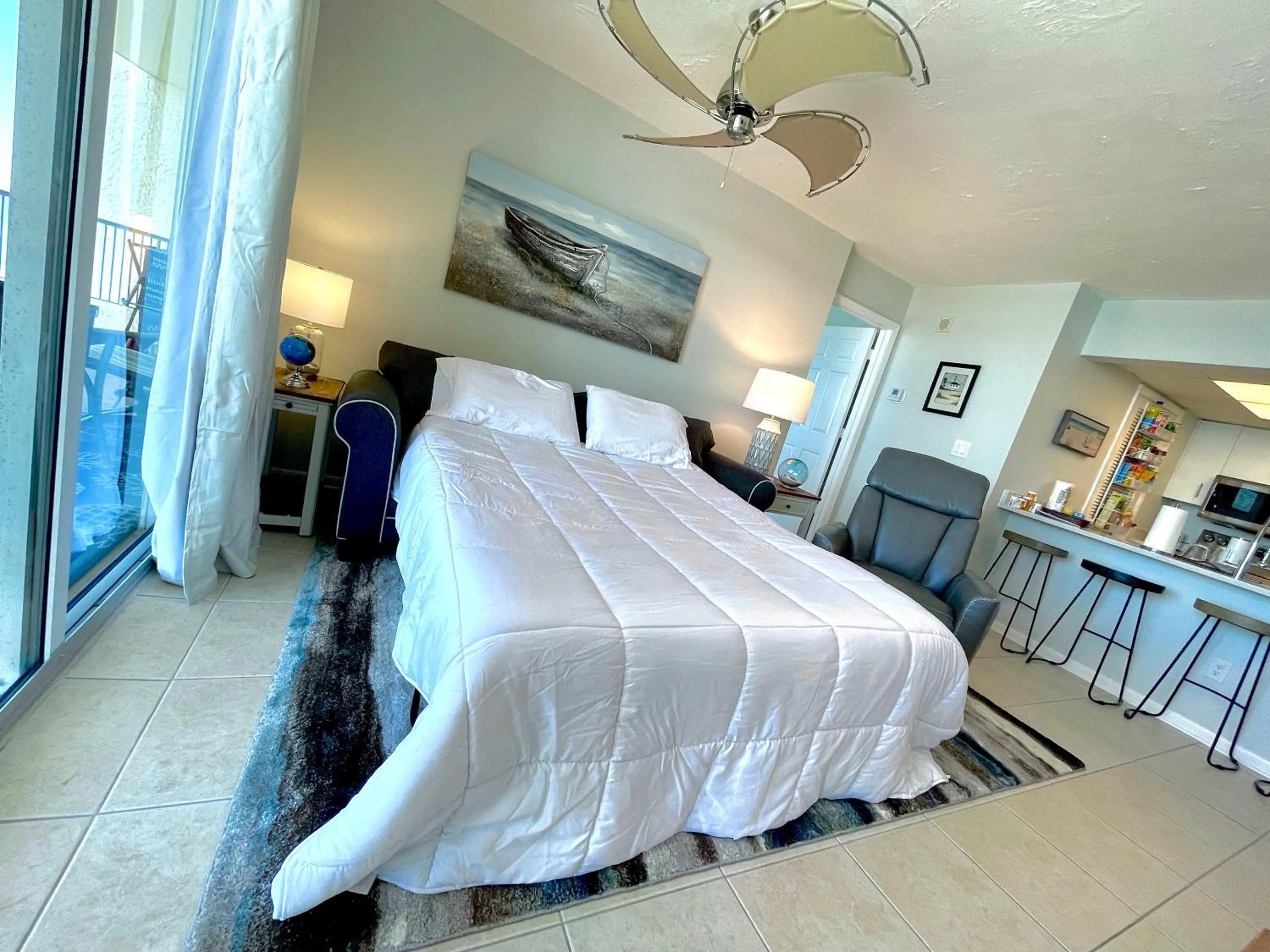 Seating area, Bed in Emerald Bay Escape