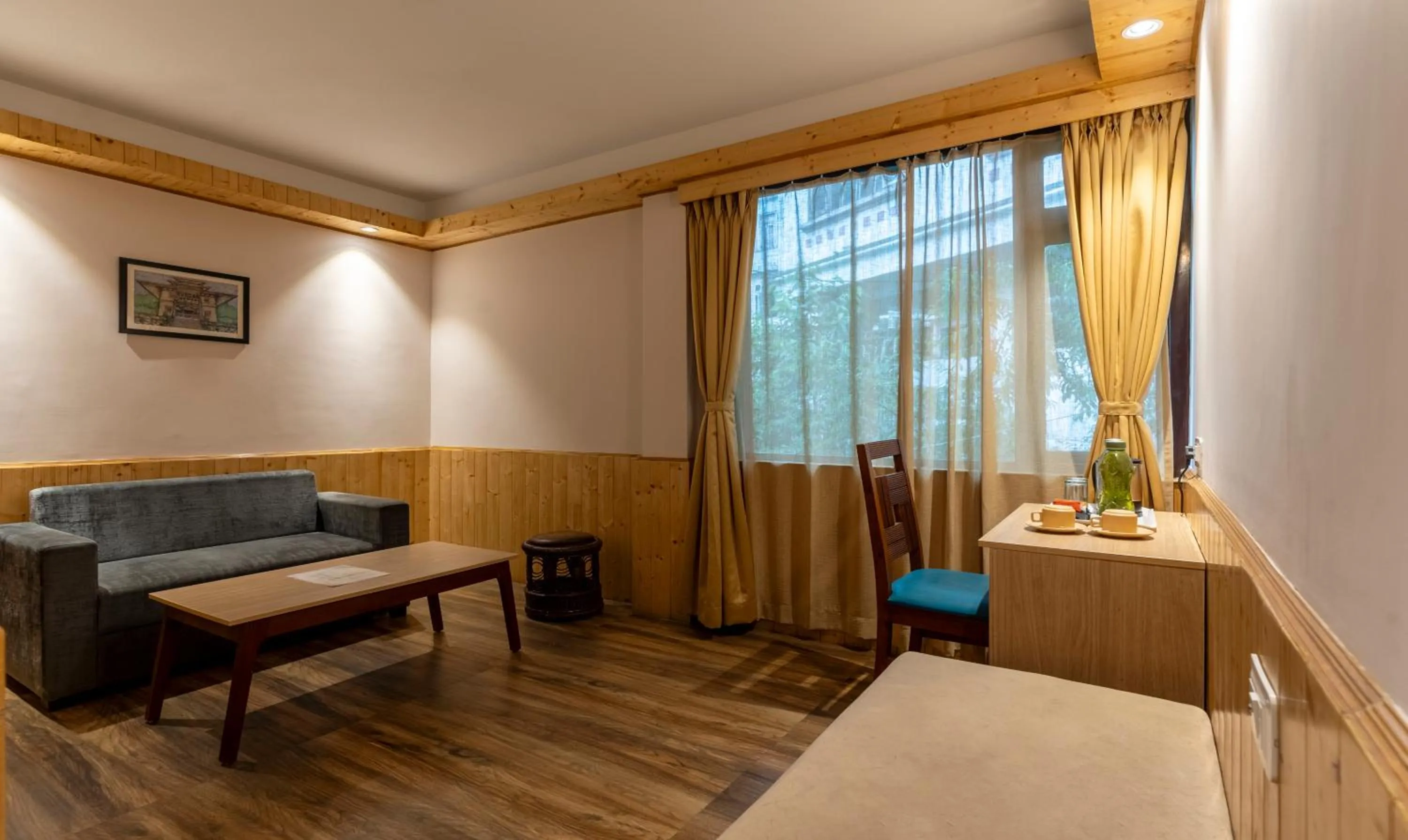 Seating area, Bed in Tempo Heritage Resort & Spa