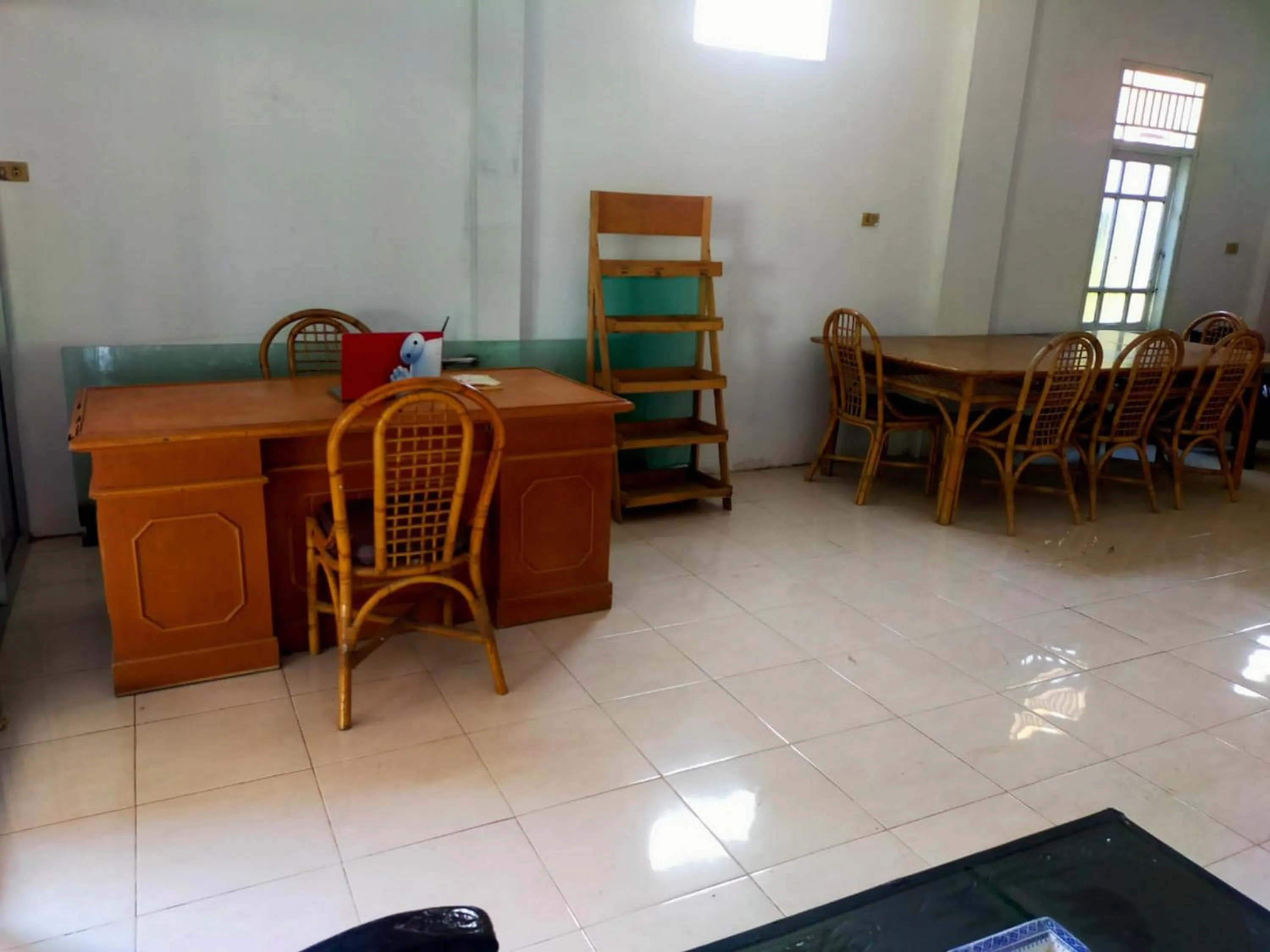 Seating area in Ombai Guest House 27 Syariah Mitra RedDoorz