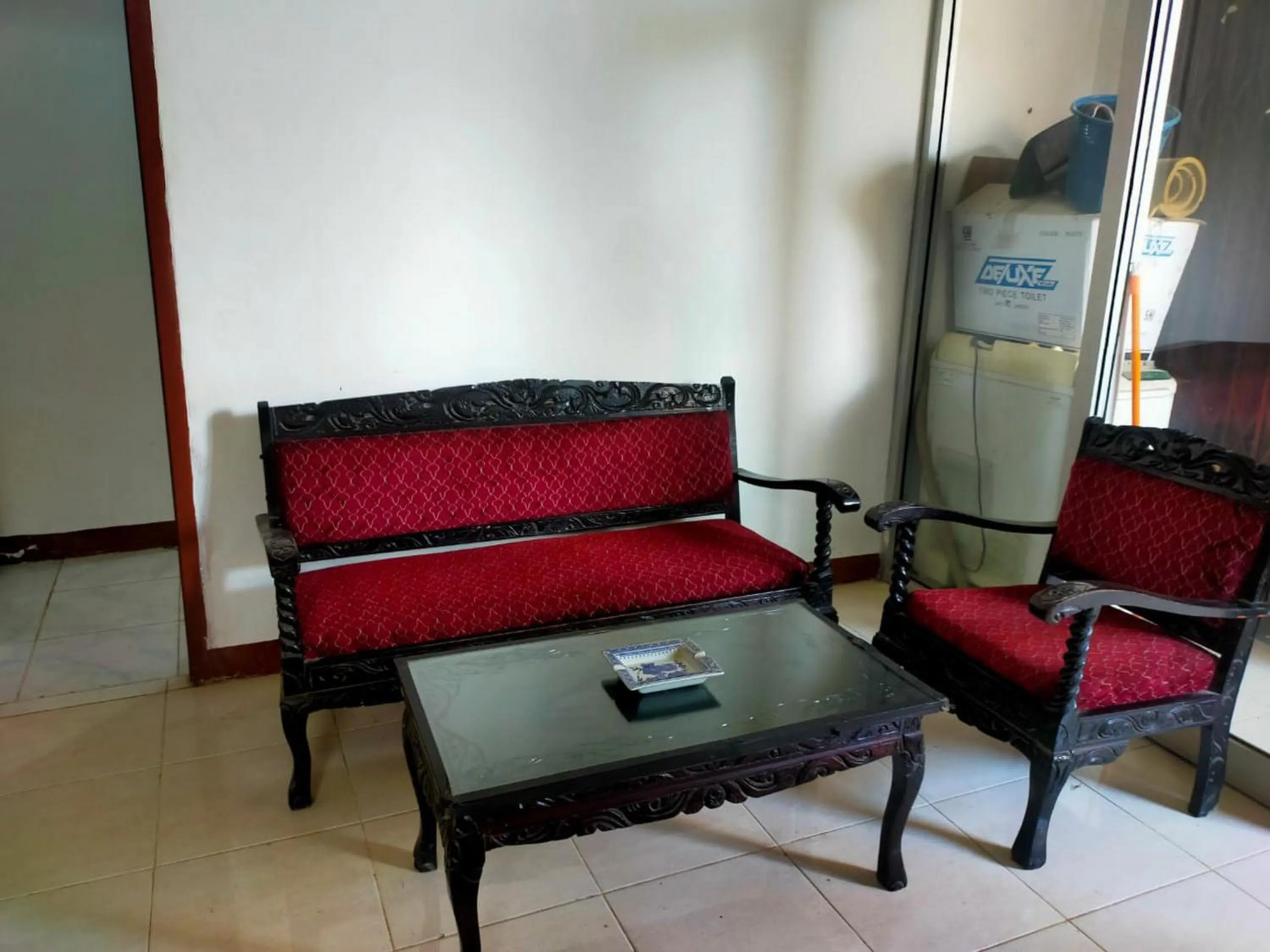 Seating area in Ombai Guest House 27 Syariah Mitra RedDoorz