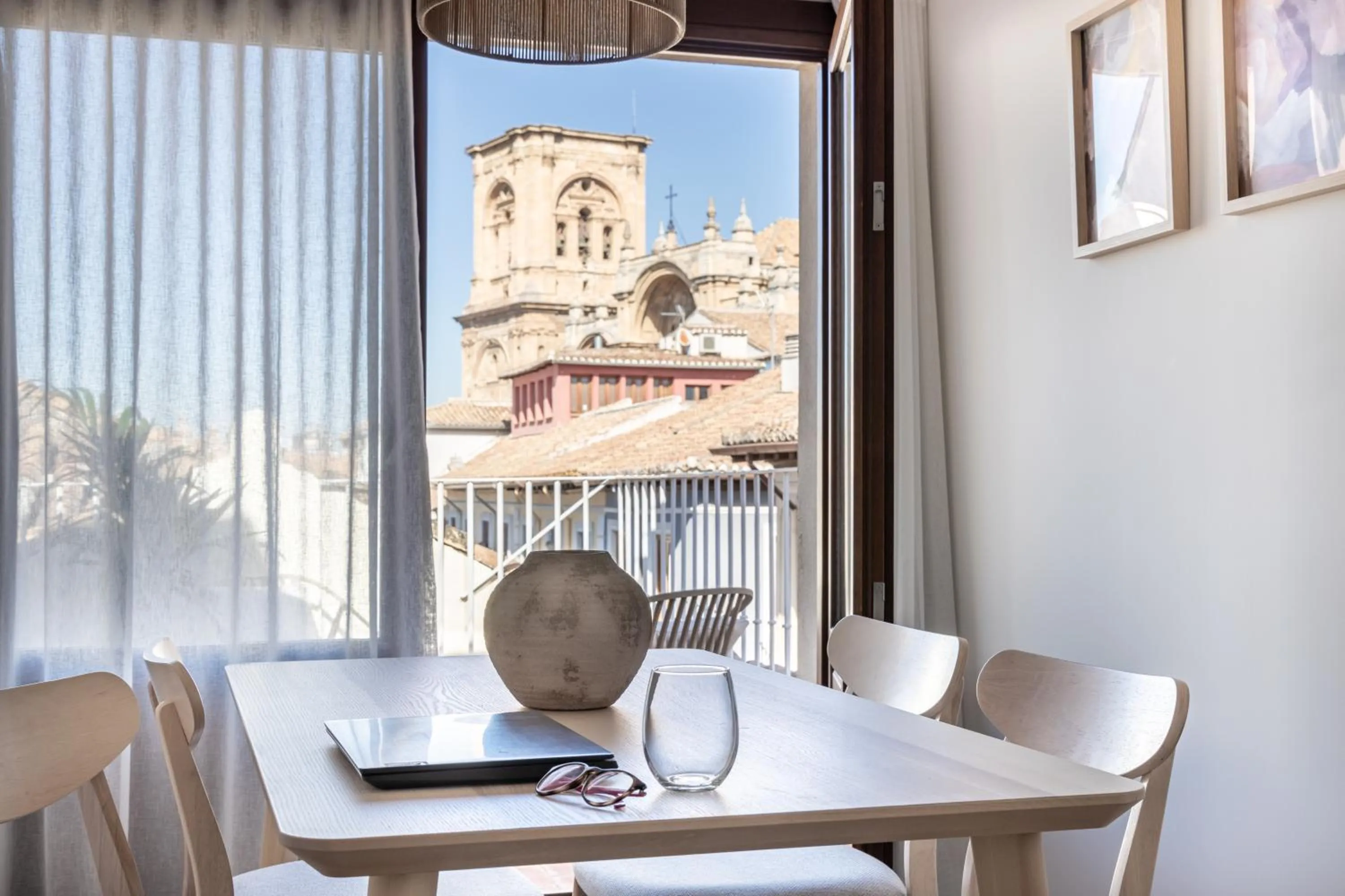 Dining area in Líbere Granada Catedral