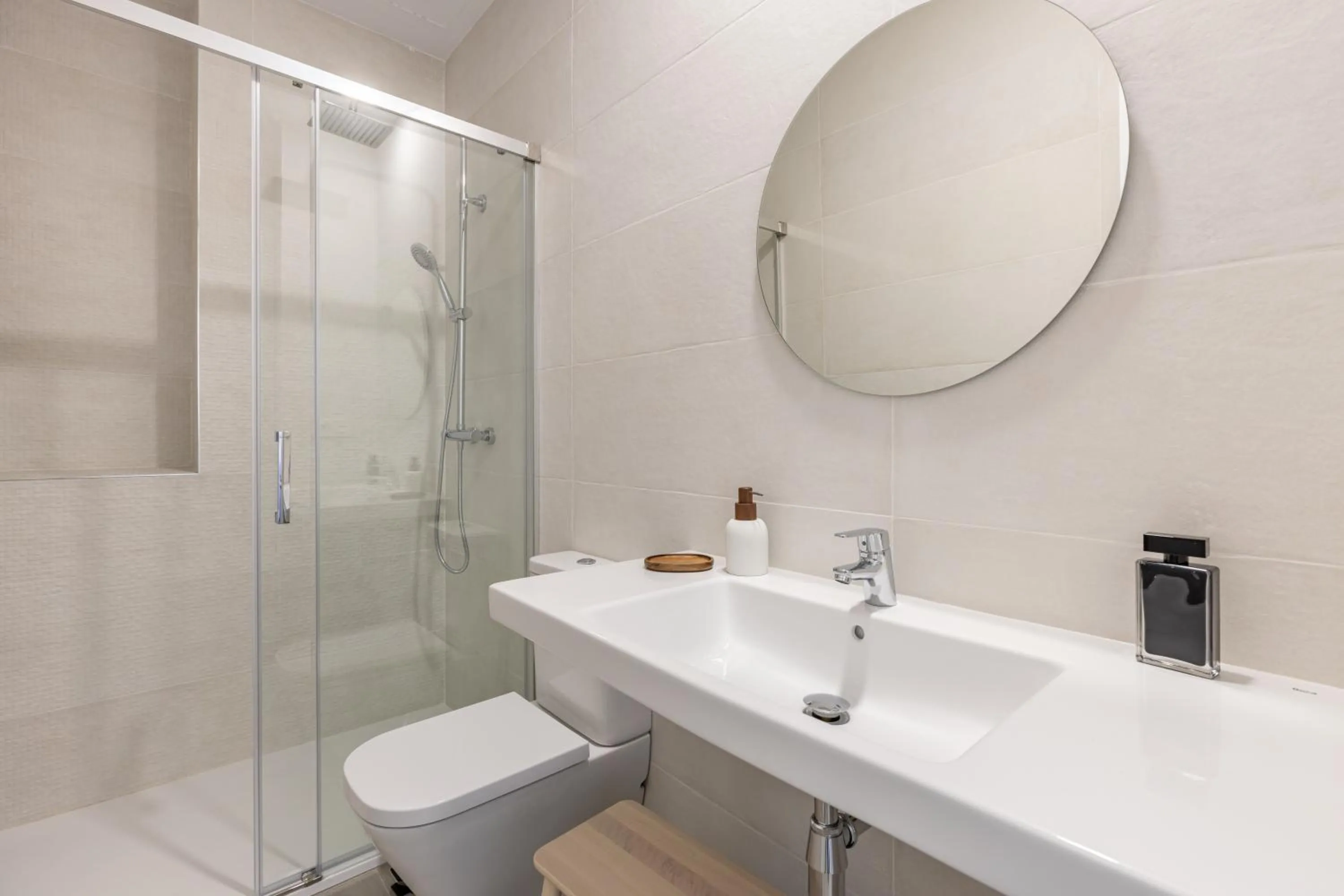 Shower in Líbere Granada Catedral