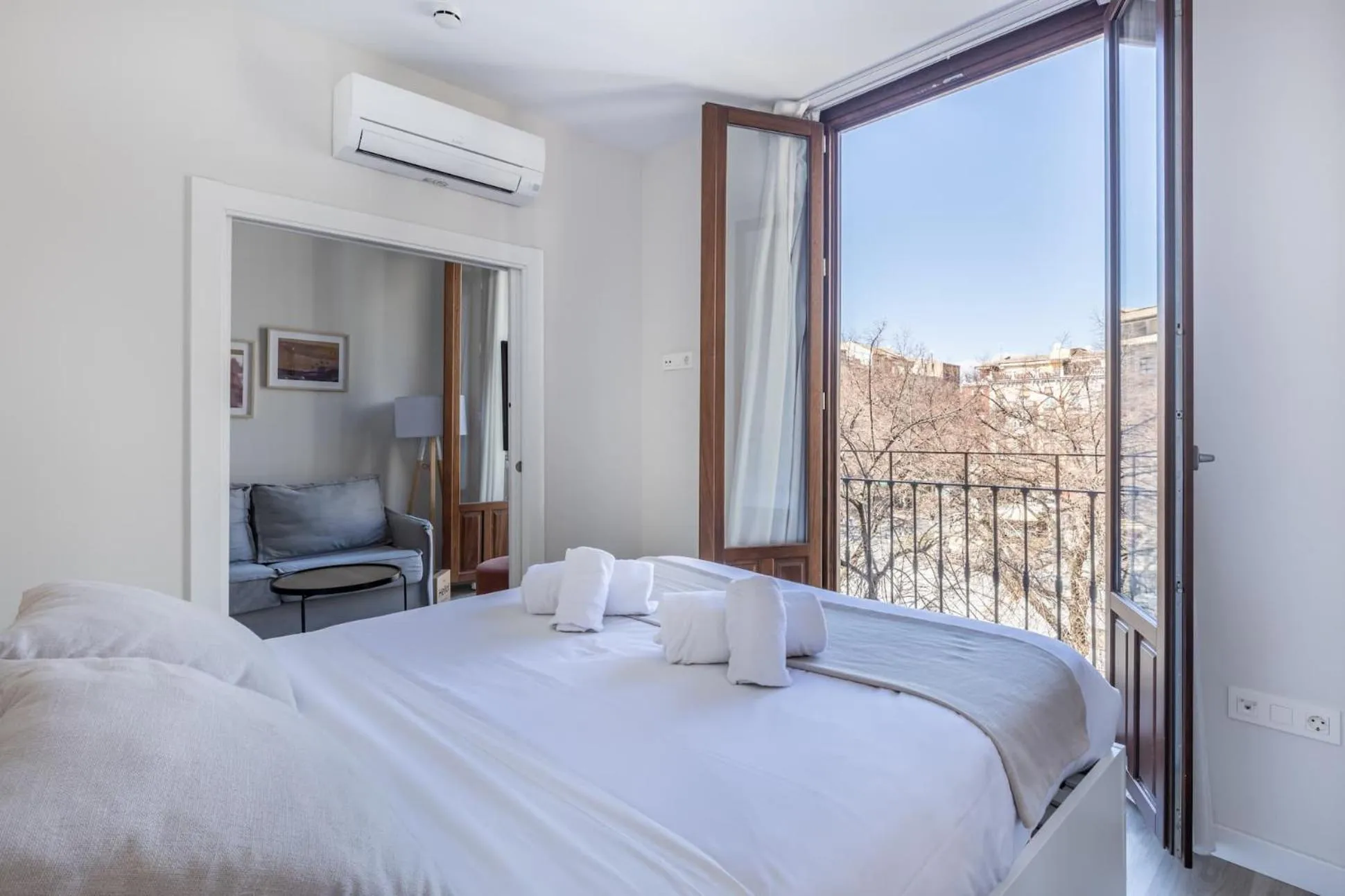 Photo of the whole room, Bed in Líbere Granada Catedral