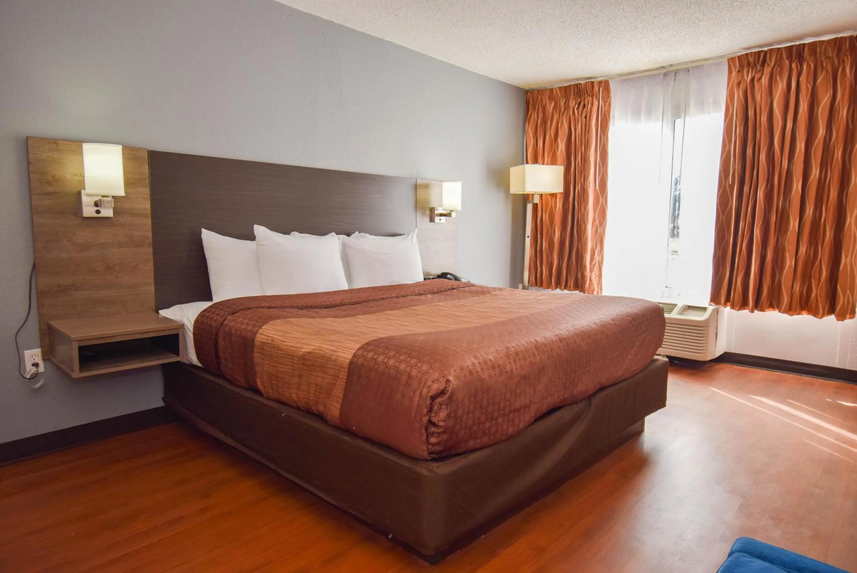 Bed in Quality Inn & Suites Sulphur Springs