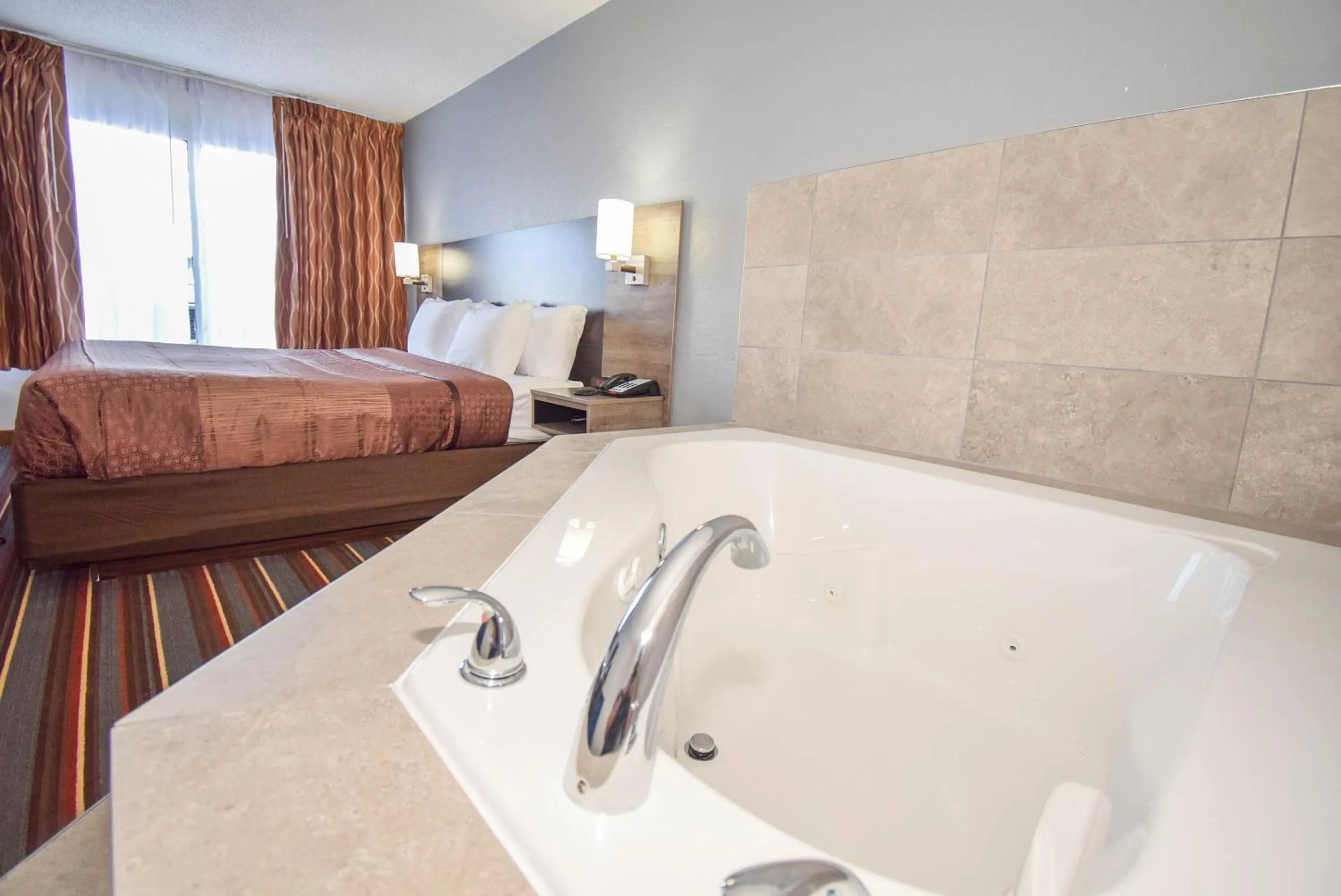 Hot Tub, Bed in Quality Inn & Suites Sulphur Springs