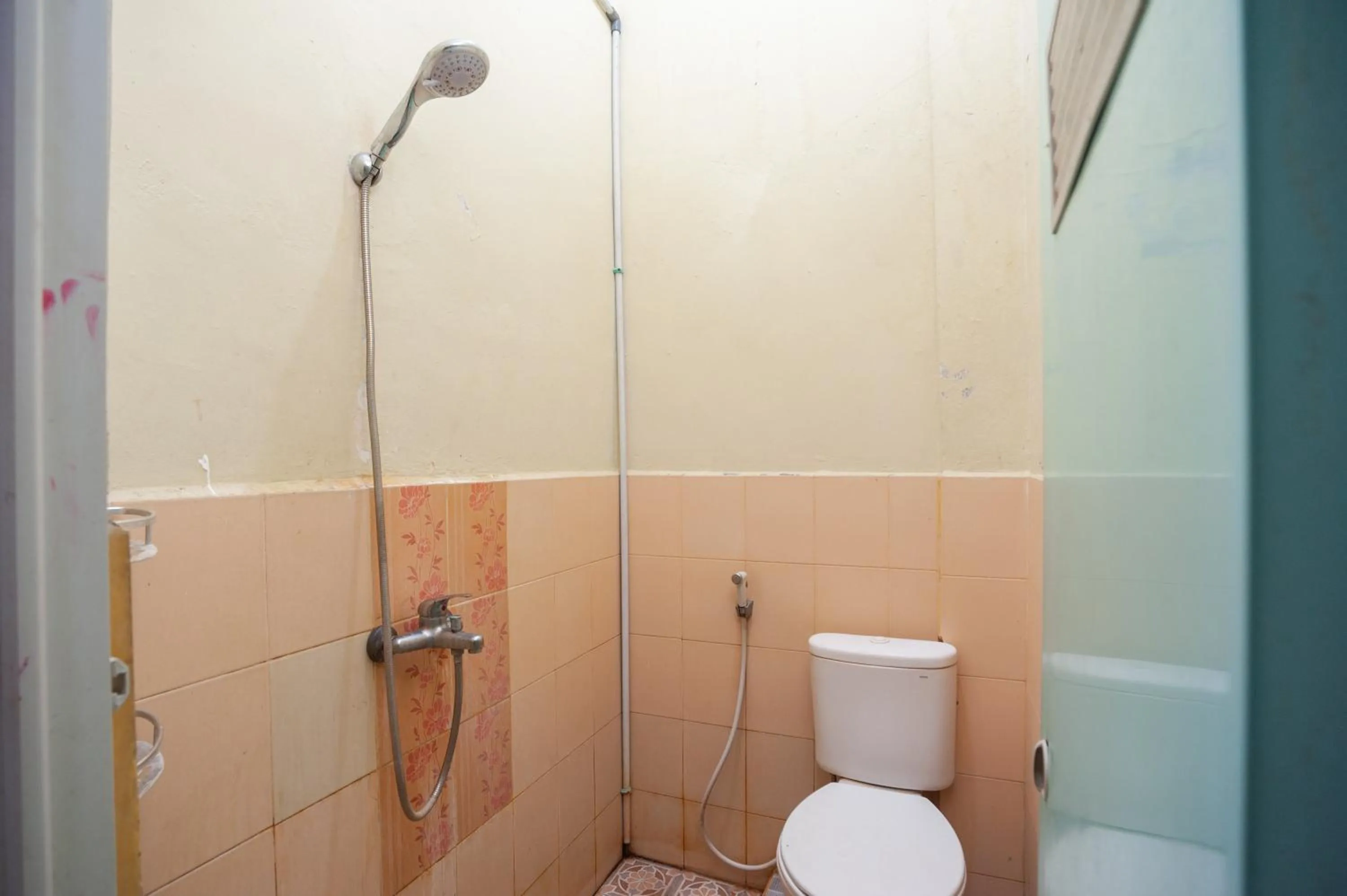 Shower in RedDoorz near Universitas Muhammadiyah Pringsewu