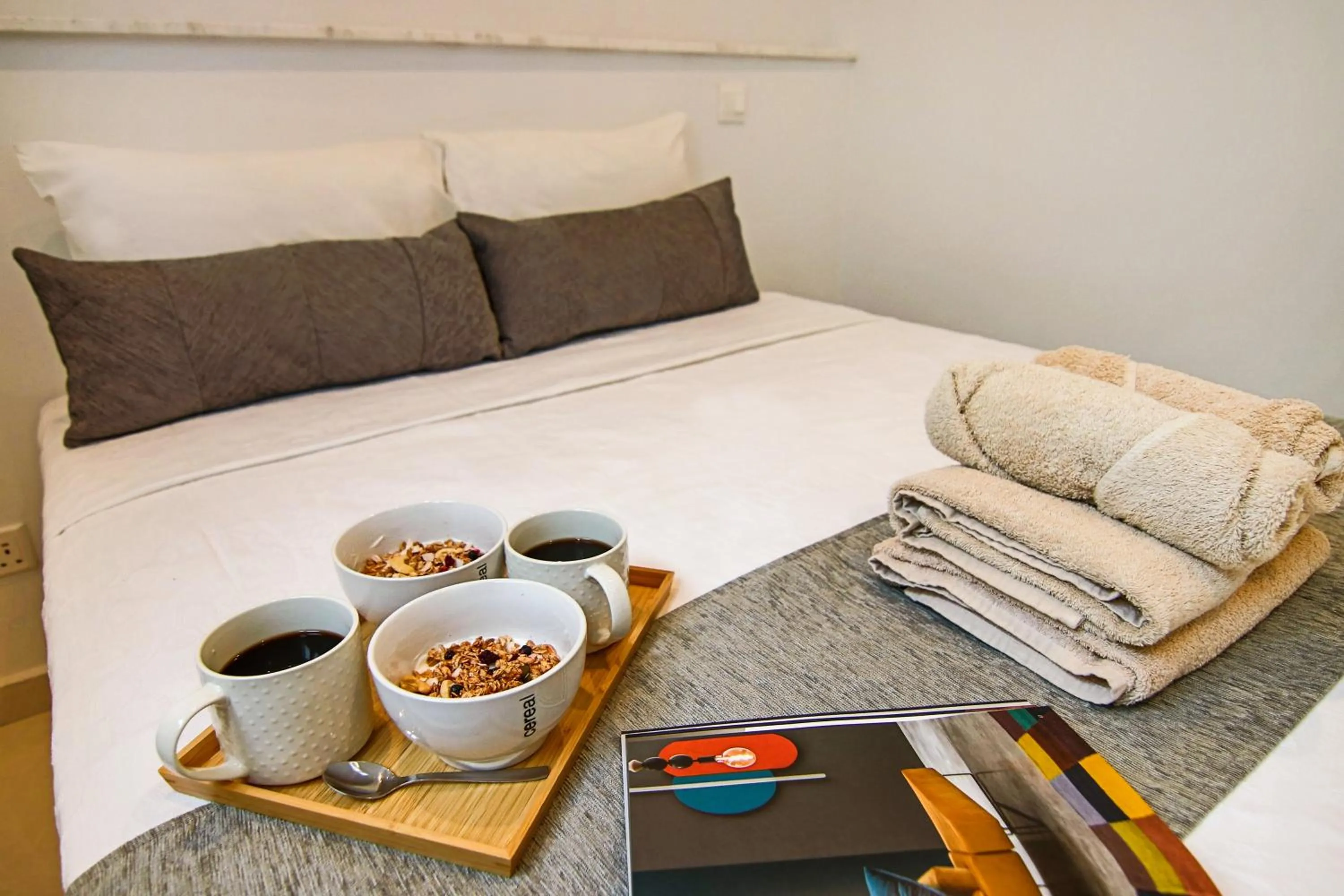 Breakfast, Bed in Phaedrus Living - Seaside Executive Flat Harbour 101