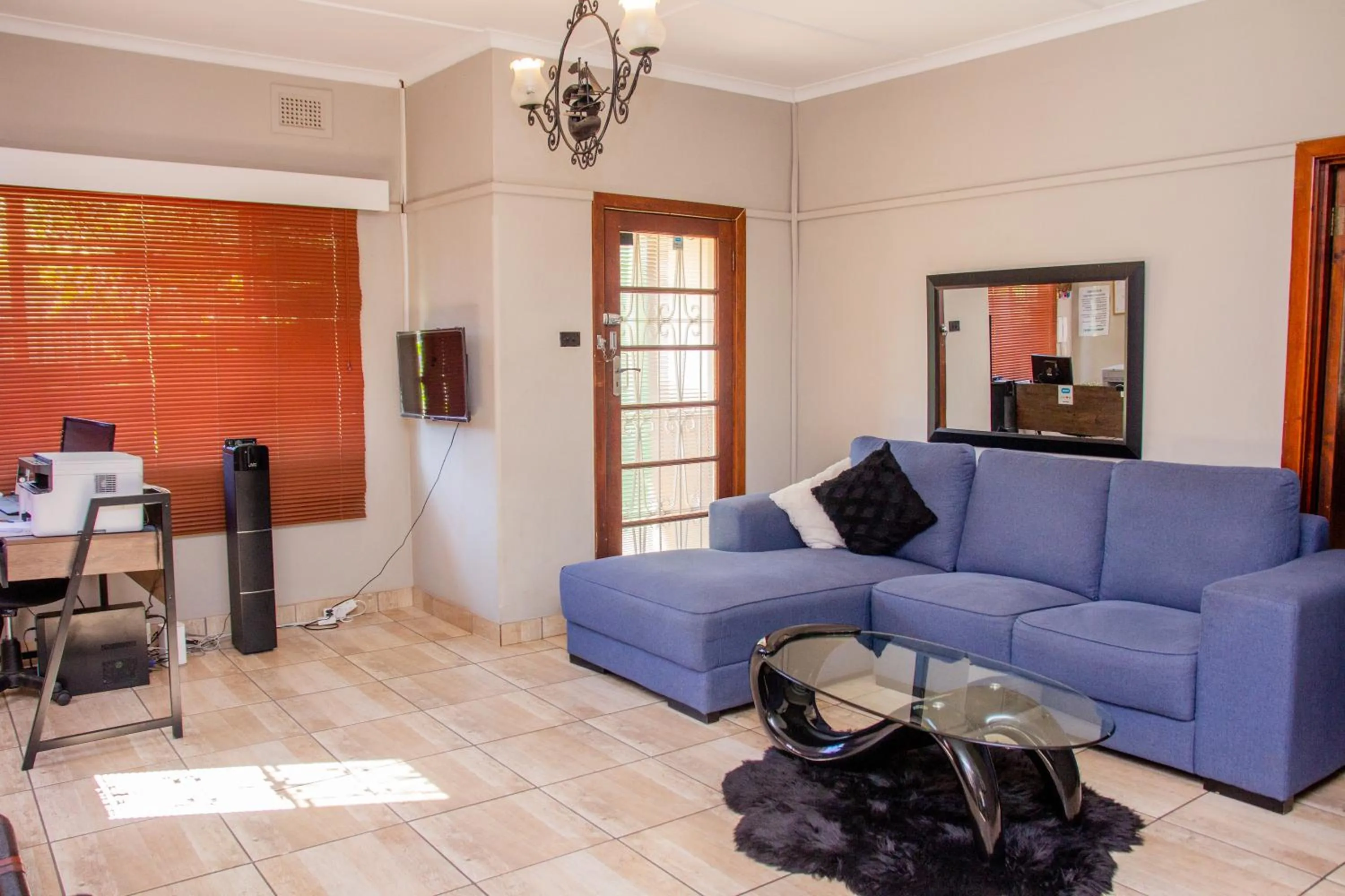 Communal lounge/ TV room in BLUEBERRY BED AND BREAKFAST