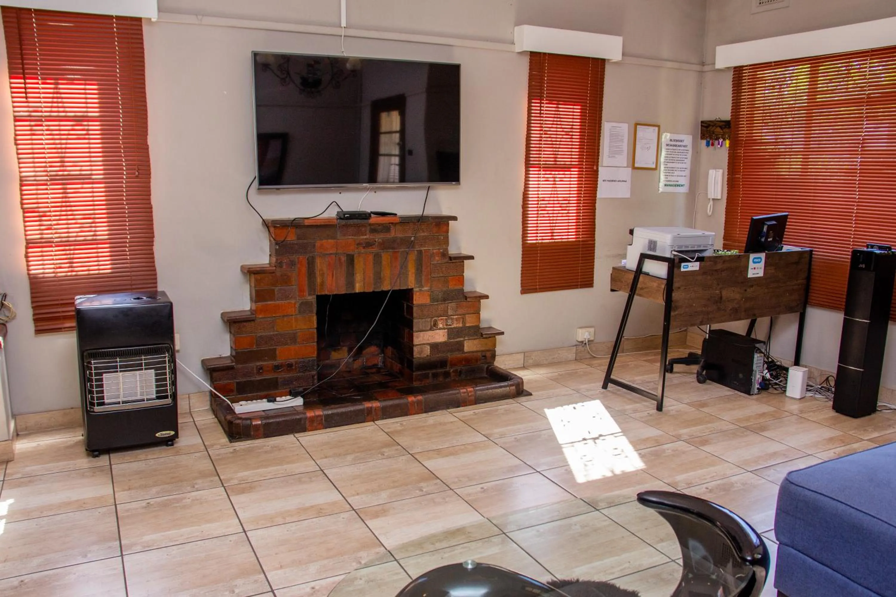 Communal lounge/ TV room in BLUEBERRY BED AND BREAKFAST