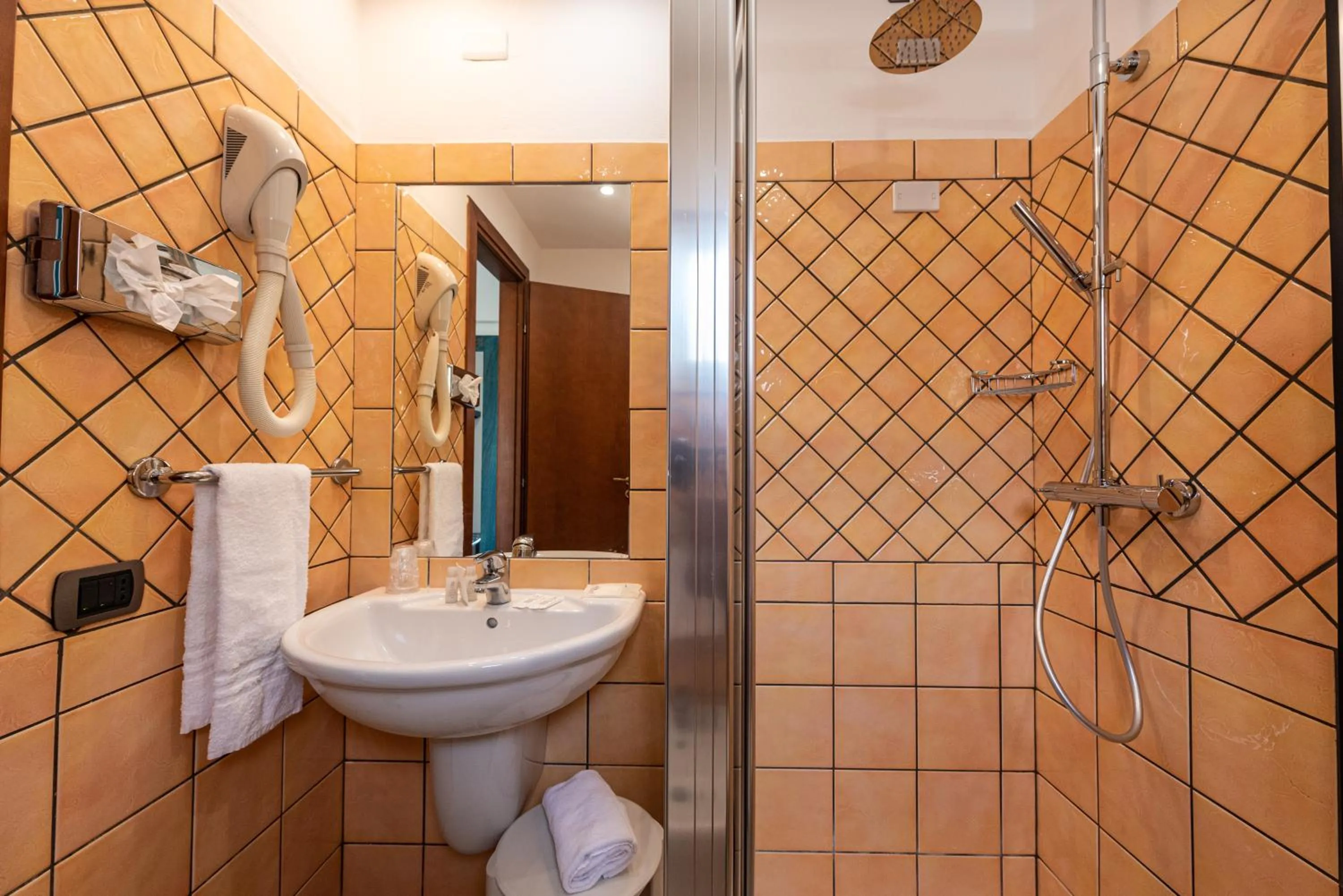 Shower in Hotel Baia Del Capitano