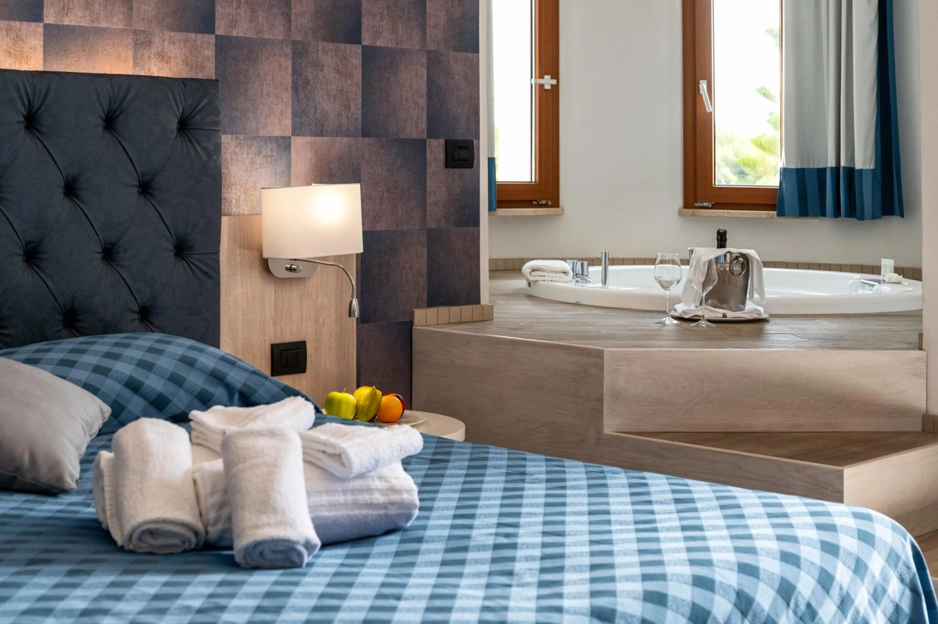 Hot Tub, Bed in Hotel Baia Del Capitano