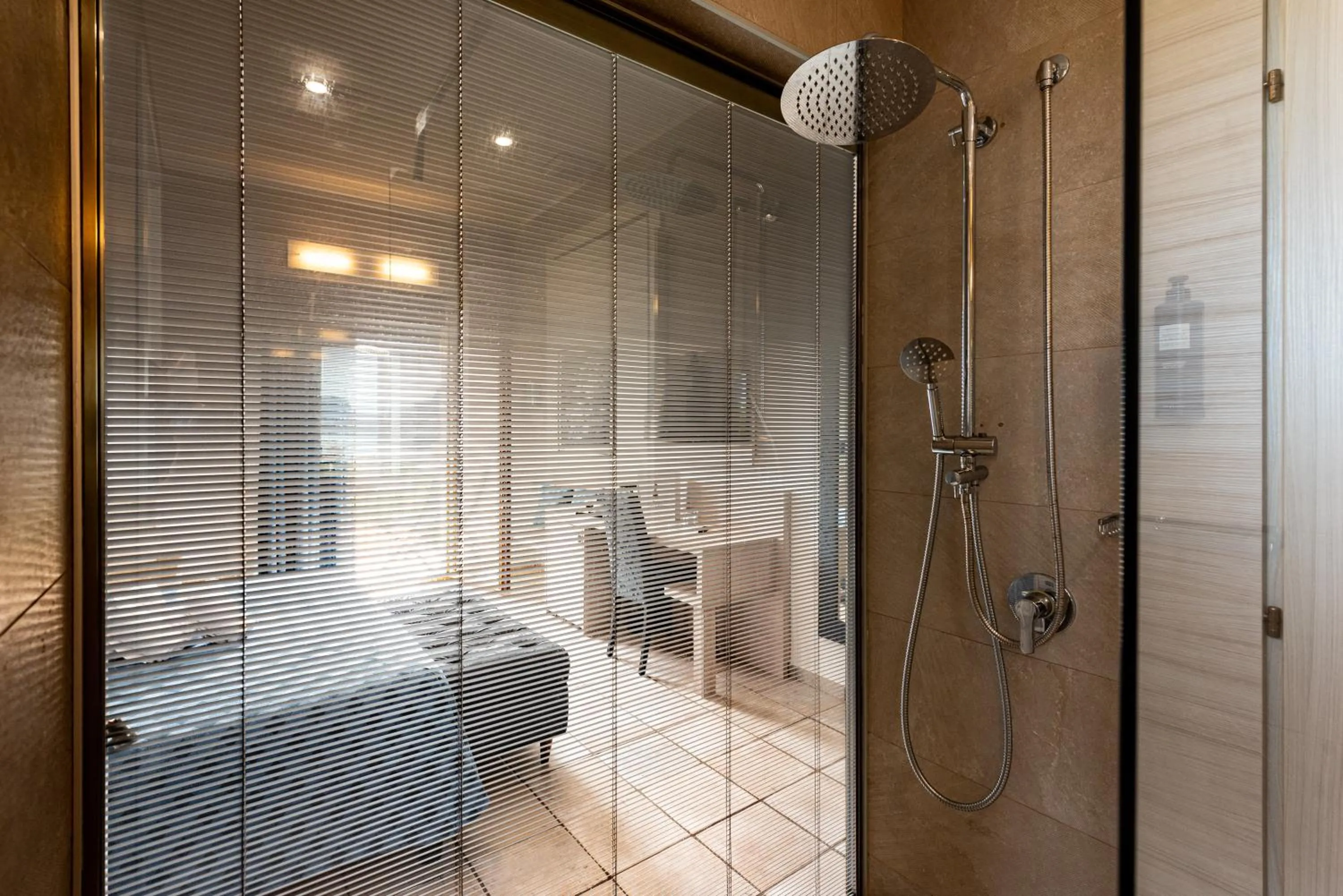 Shower, Bed in Hotel Baia Del Capitano