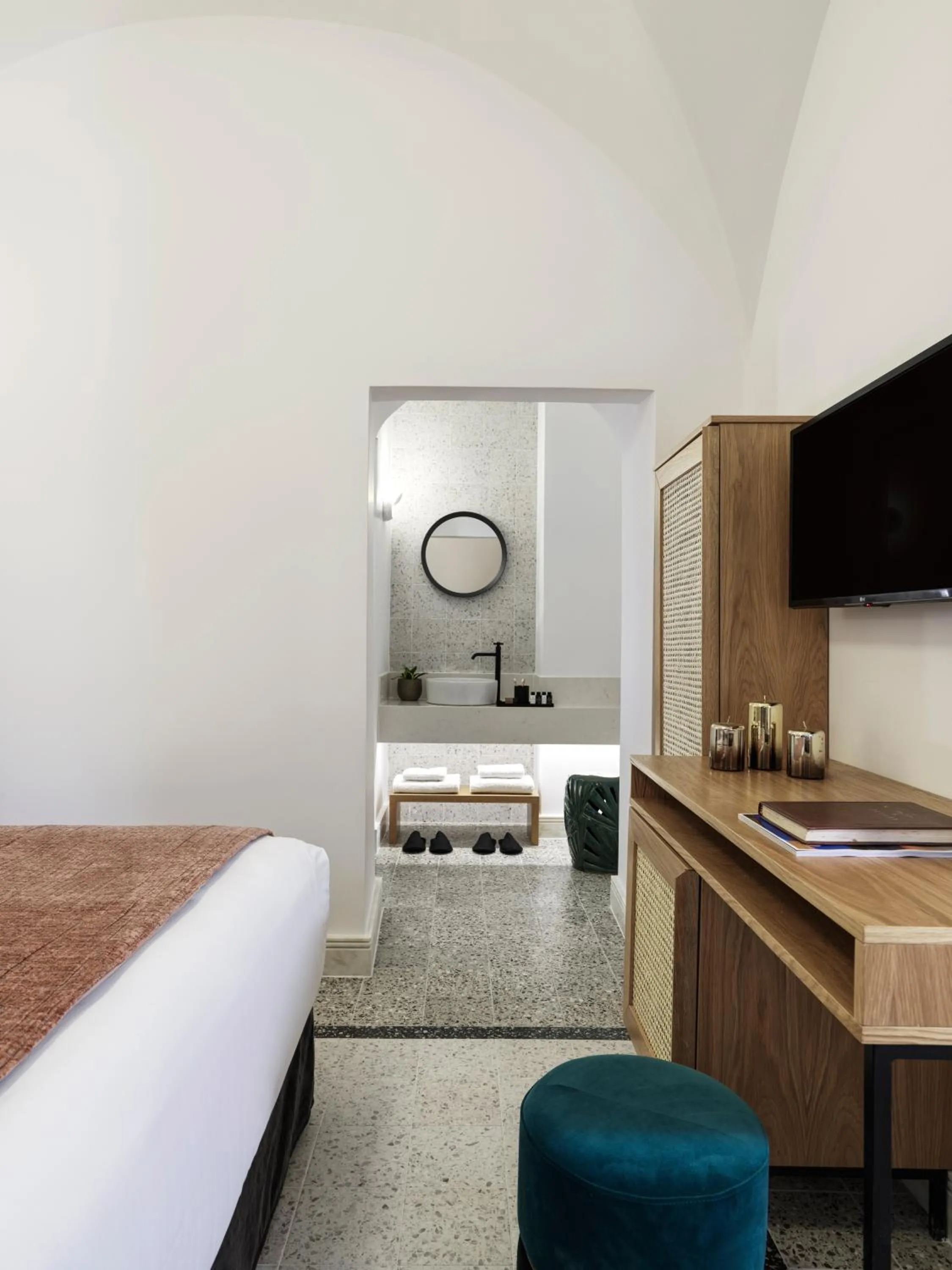 Bathroom, Bed in La Maltese Estate