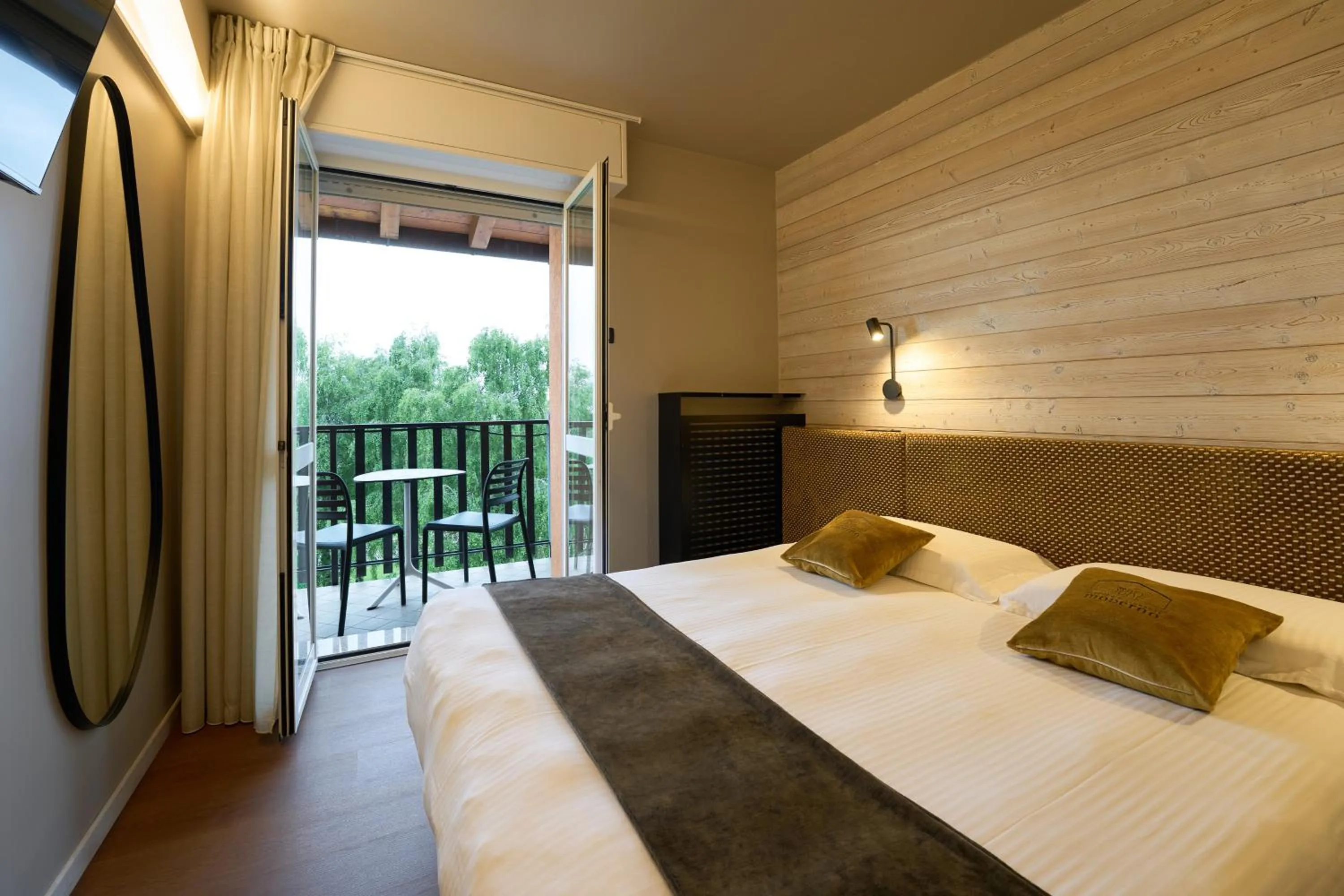 Balcony/Terrace, Bed in Albergo Moderno & Spa