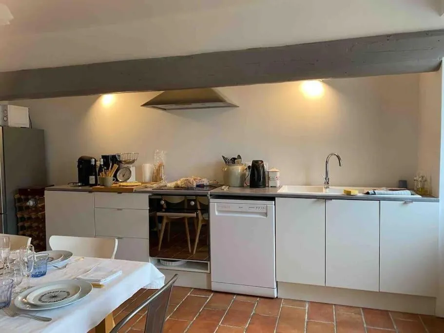 Kitchen or kitchenette in le Nomade en Provence
