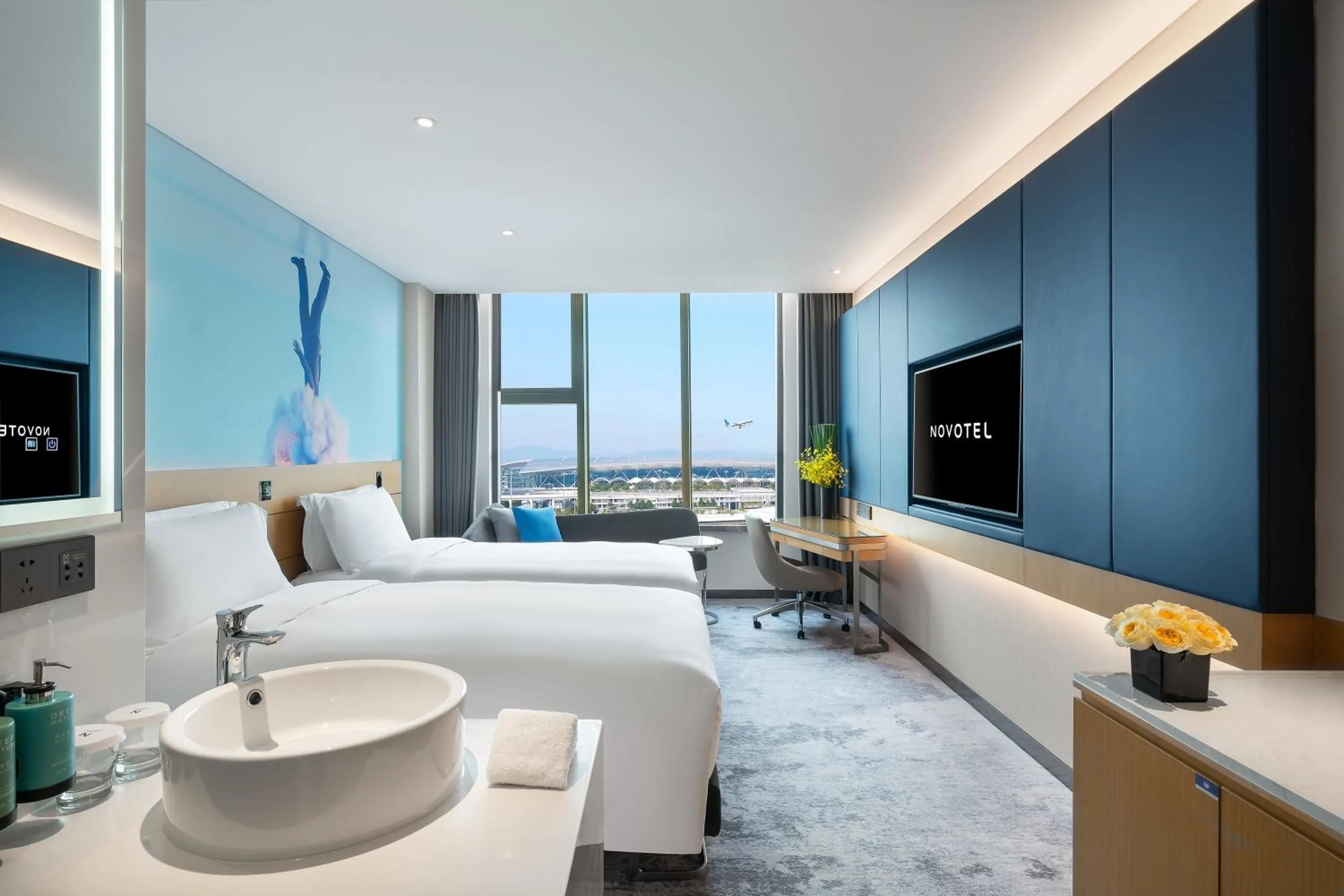 Photo of the whole room, Bed in Novotel Guangzhou Baiyun Airport