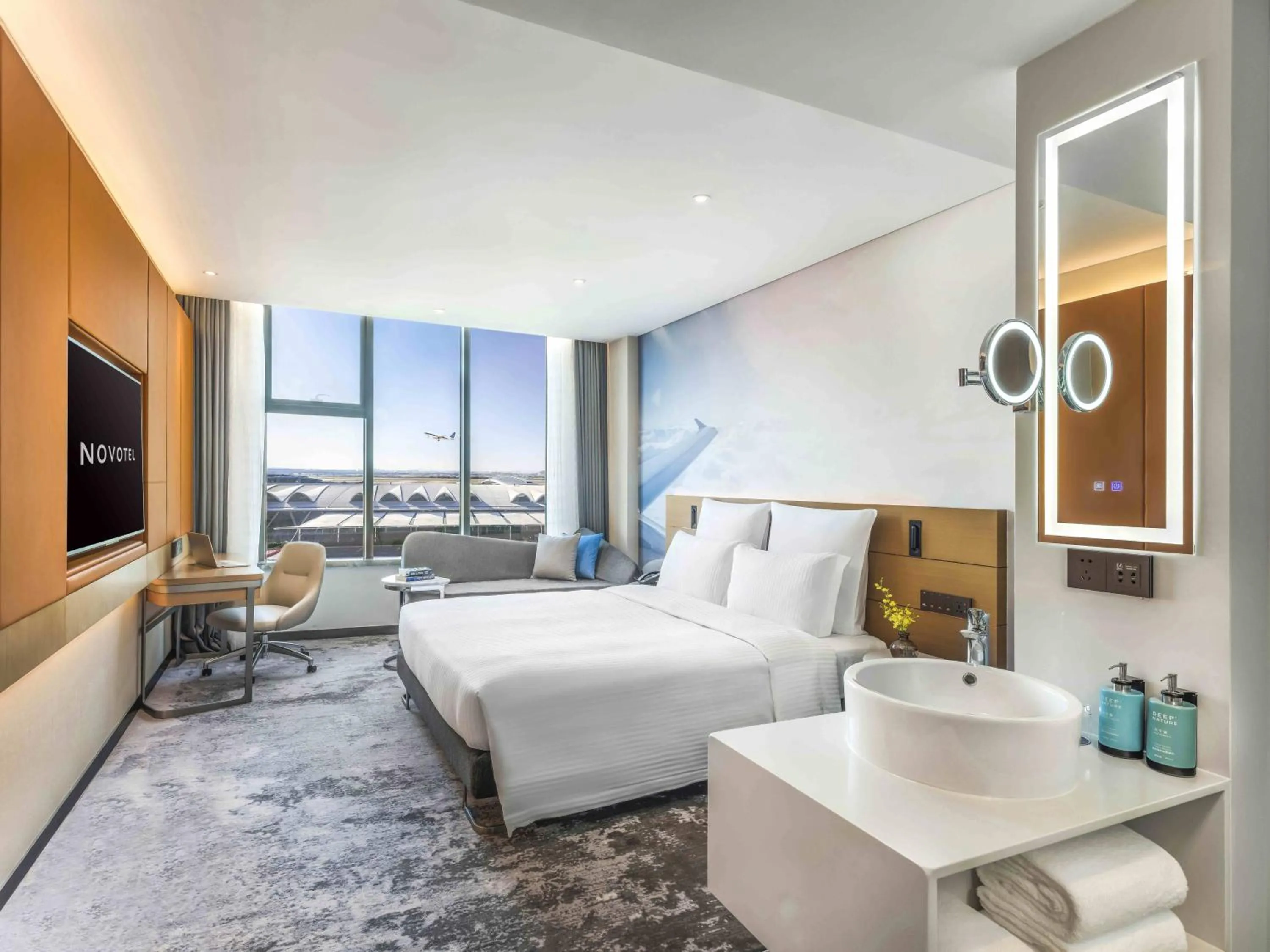 Photo of the whole room, Bed in Novotel Guangzhou Baiyun Airport