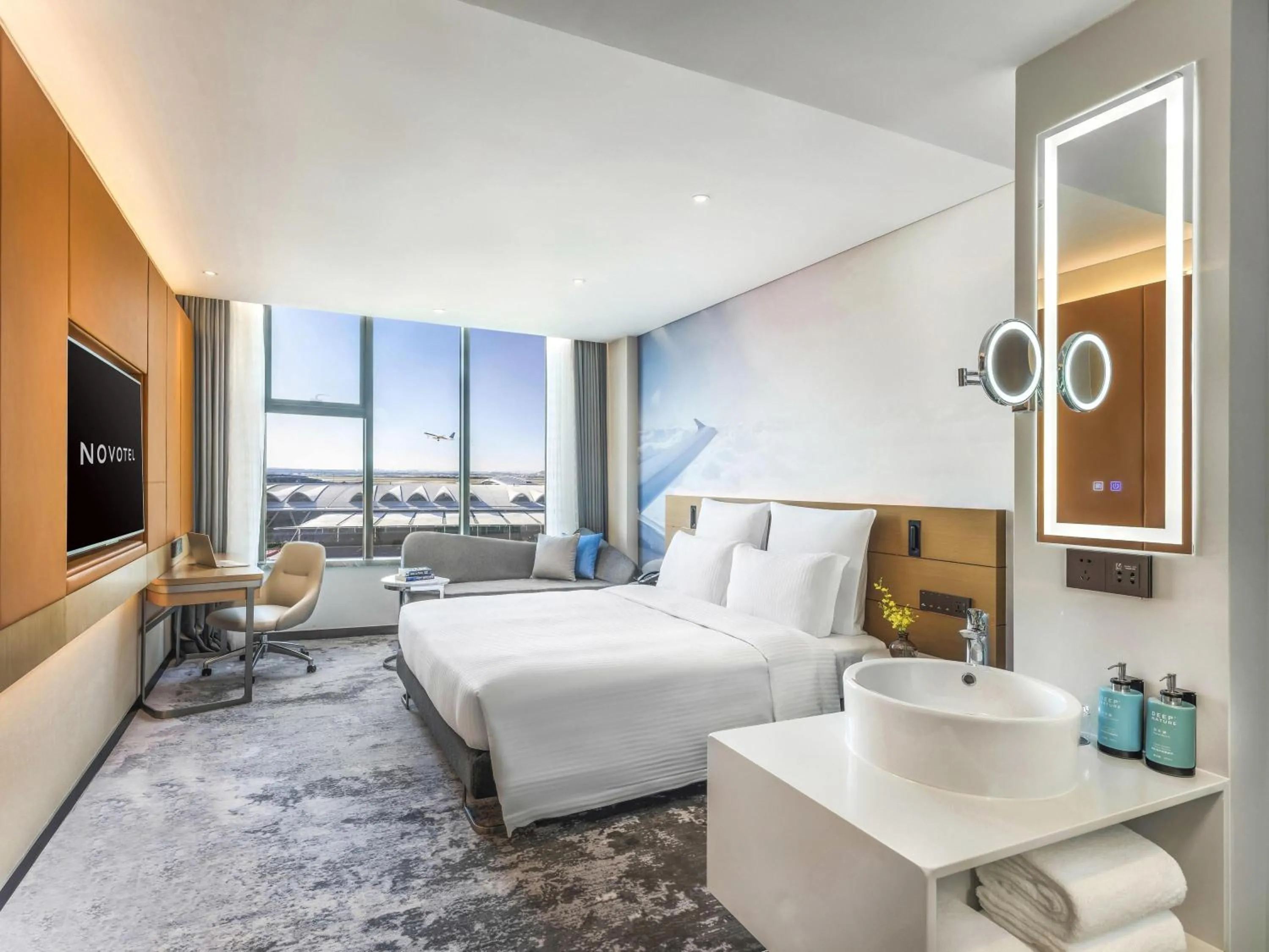 Bedroom, Bed in Novotel Guangzhou Baiyun Airport