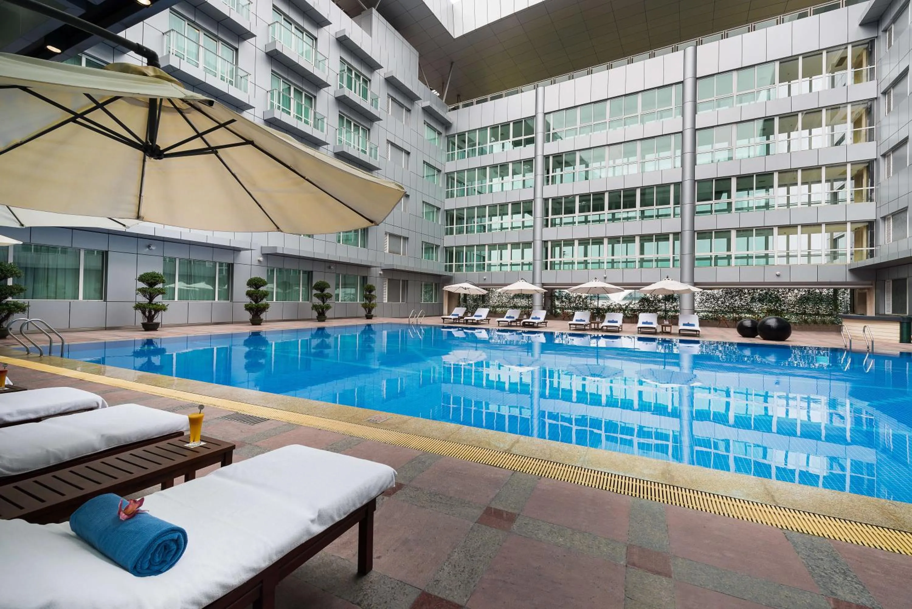 Swimming pool in Novotel Guangzhou Baiyun Airport