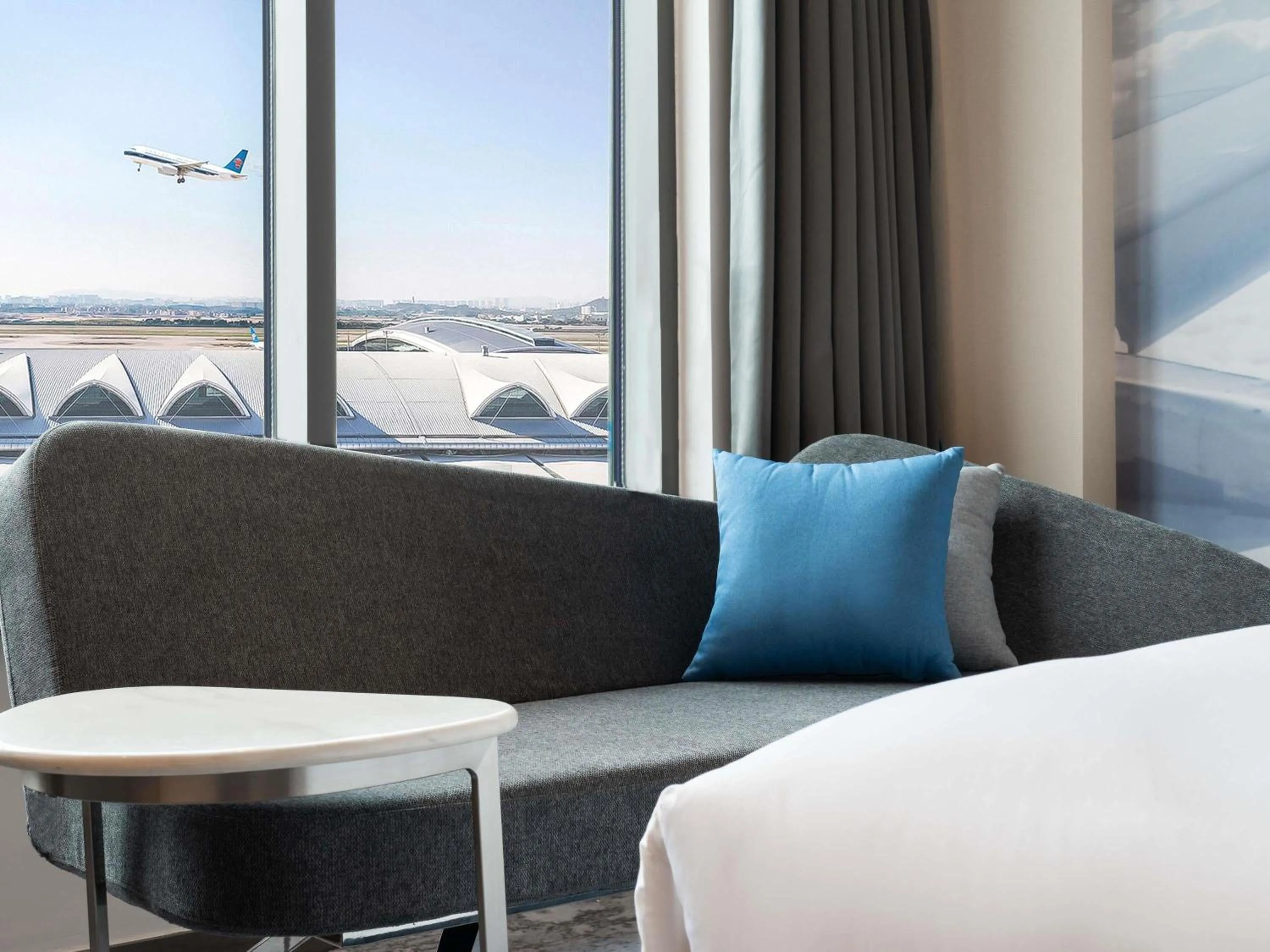 Bedroom, Bed in Novotel Guangzhou Baiyun Airport