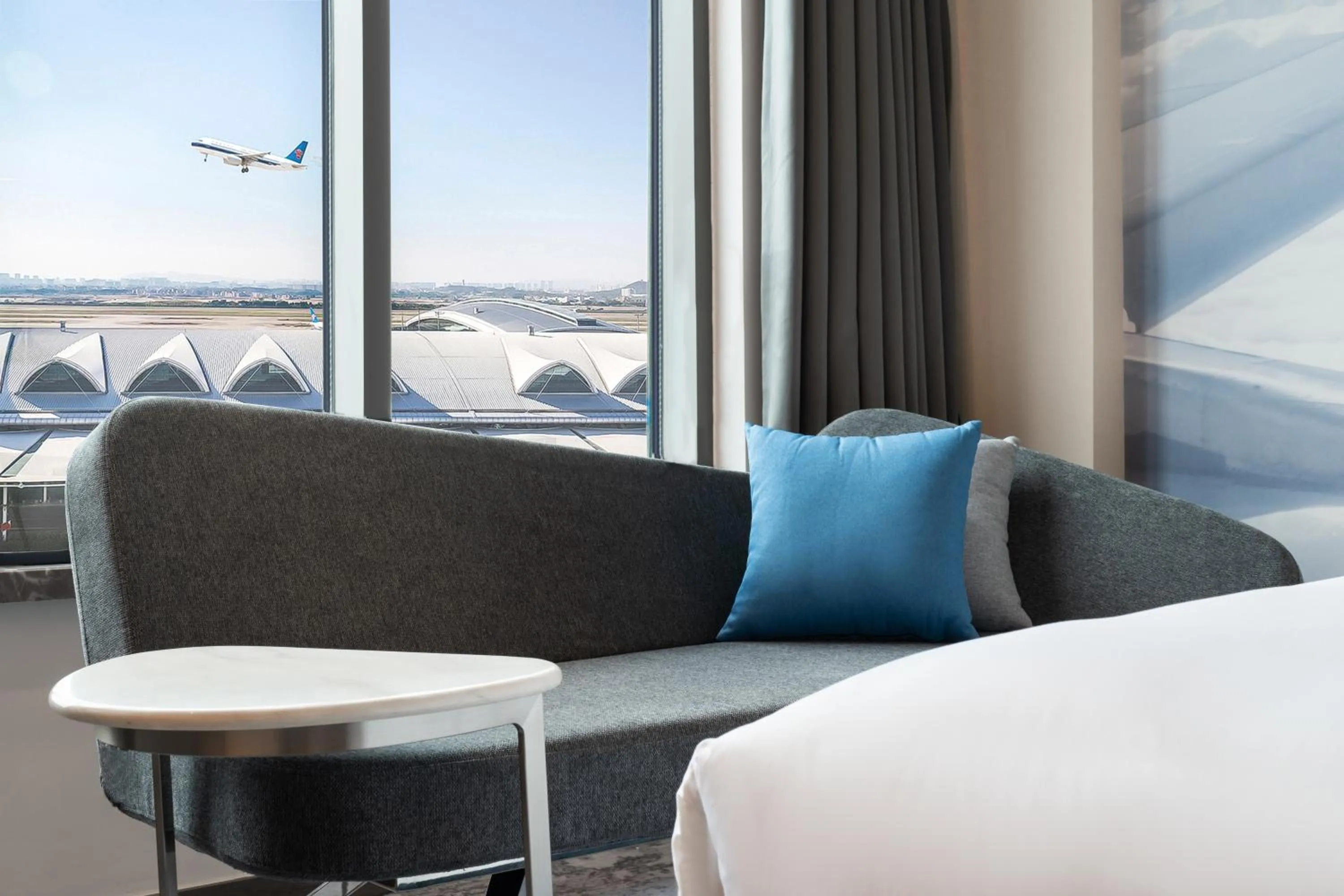 Living room, Bed in Novotel Guangzhou Baiyun Airport