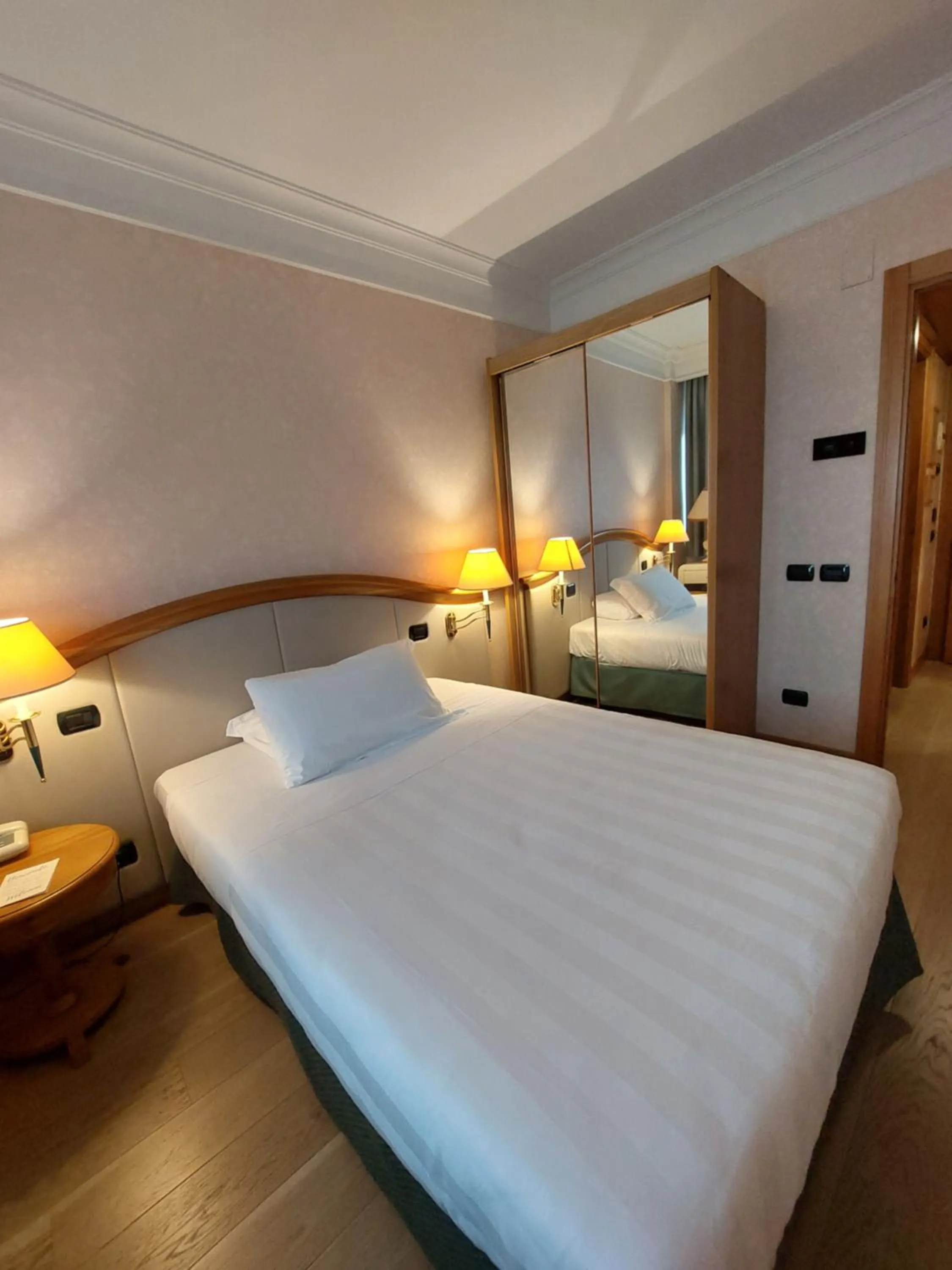 Bedroom, Bed in Perugia Plaza Hotel