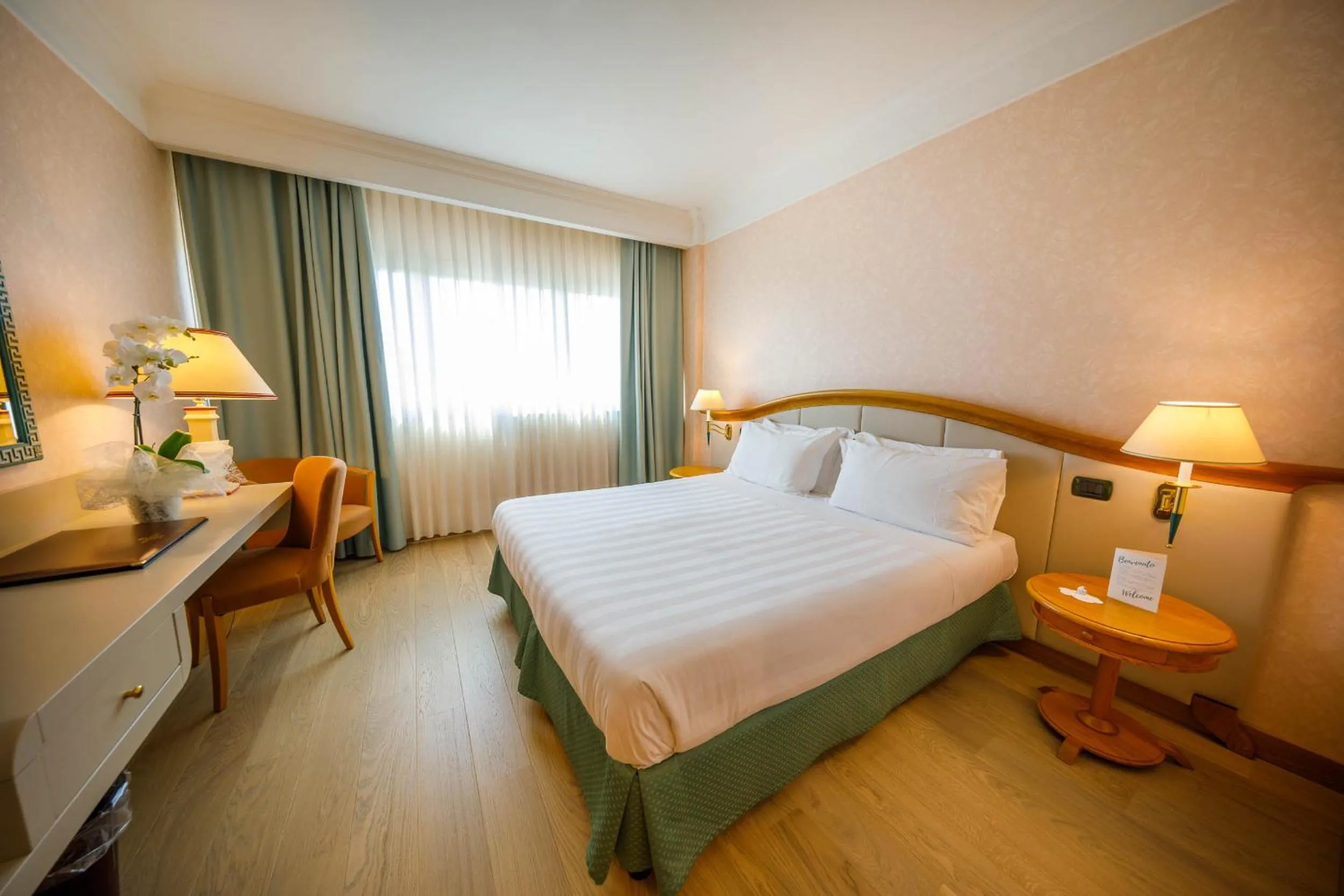 Photo of the whole room, Bed in Perugia Plaza Hotel