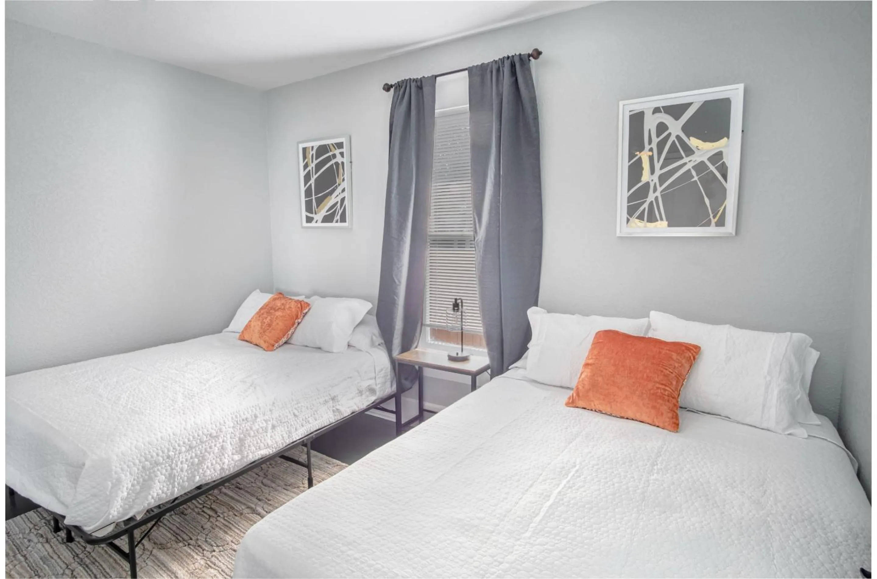 Bed in Wonderful 3 BR 2 BA Near Downtown