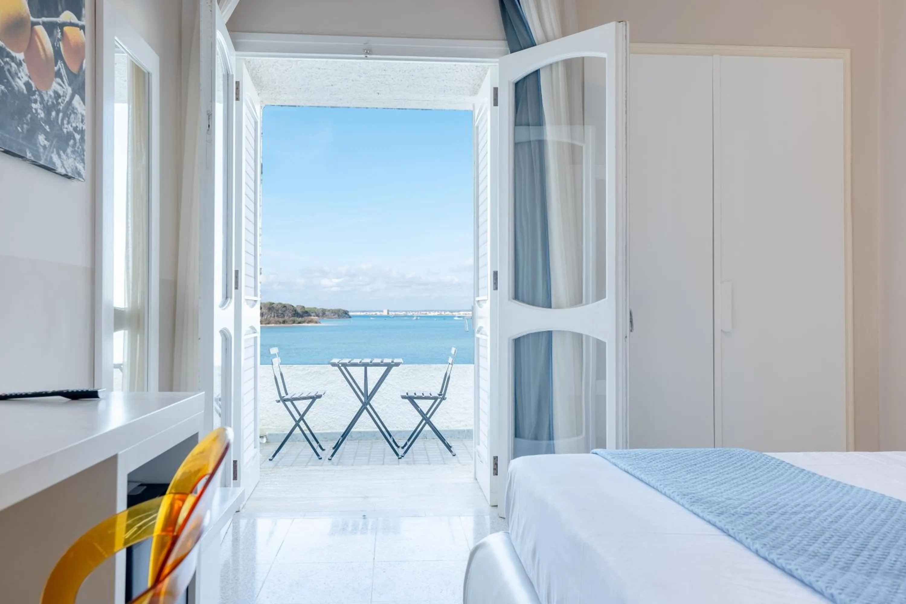 Bed in Hotel Lo Scoglio
