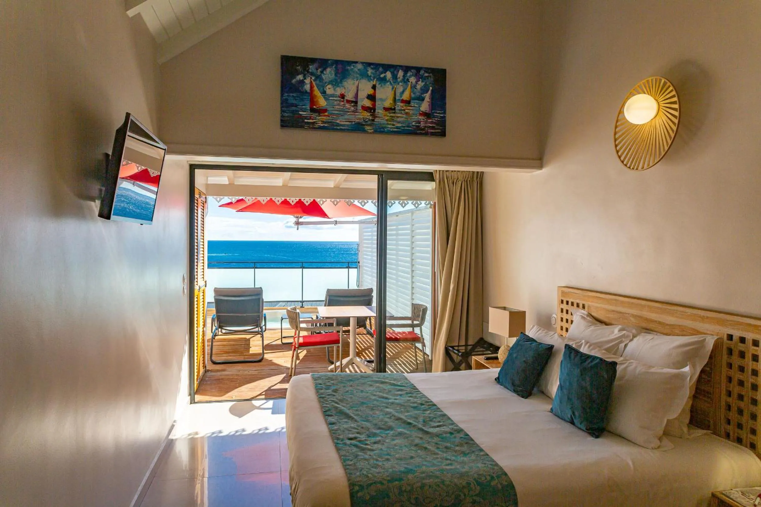 Bed in LES GALETS ROUGES LODGES & SPA