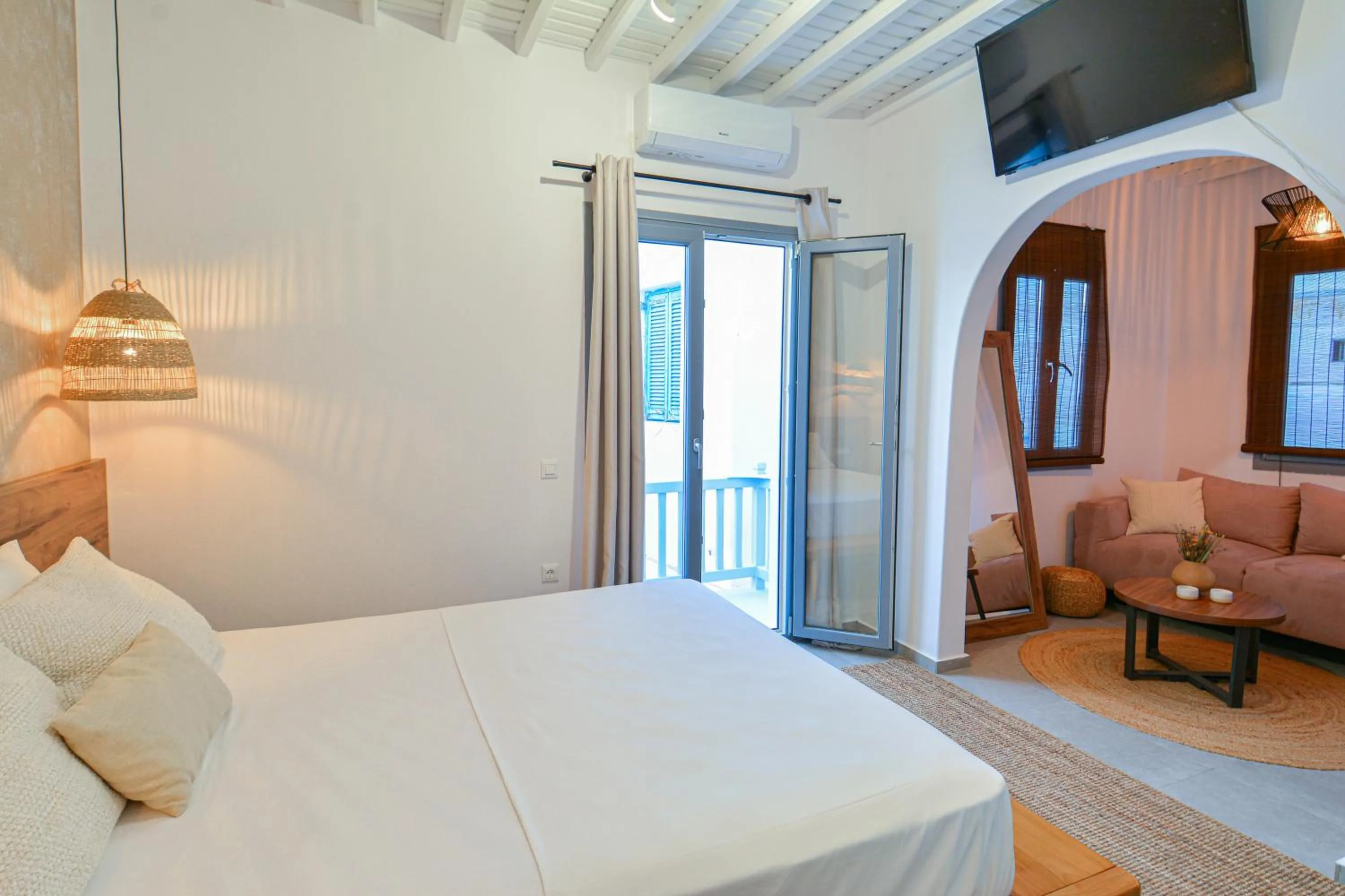 Bed in Oikia Suites Mykonos