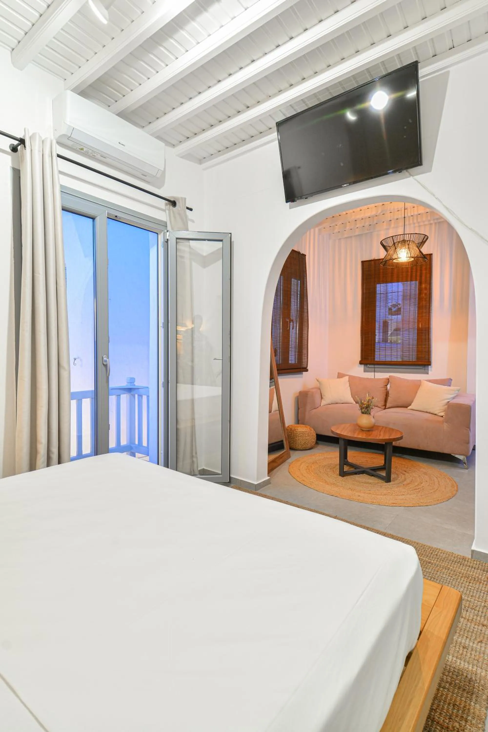 Seating area, Bed in Oikia Suites Mykonos