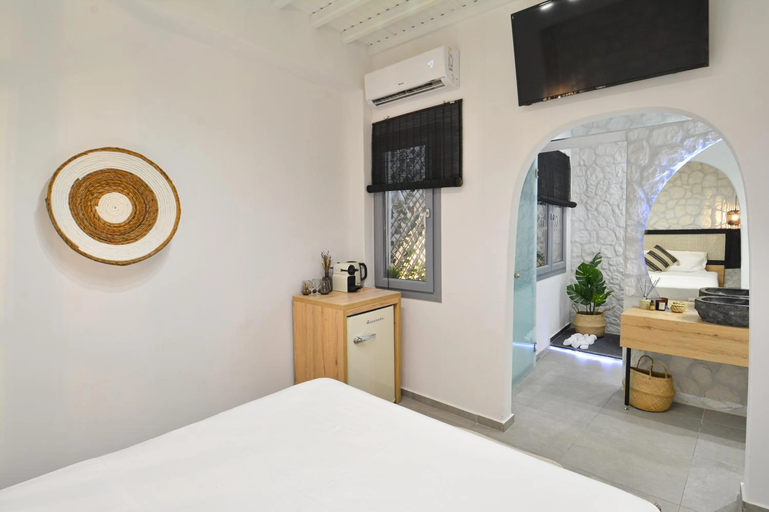 TV and multimedia, Bed in Oikia Suites Mykonos