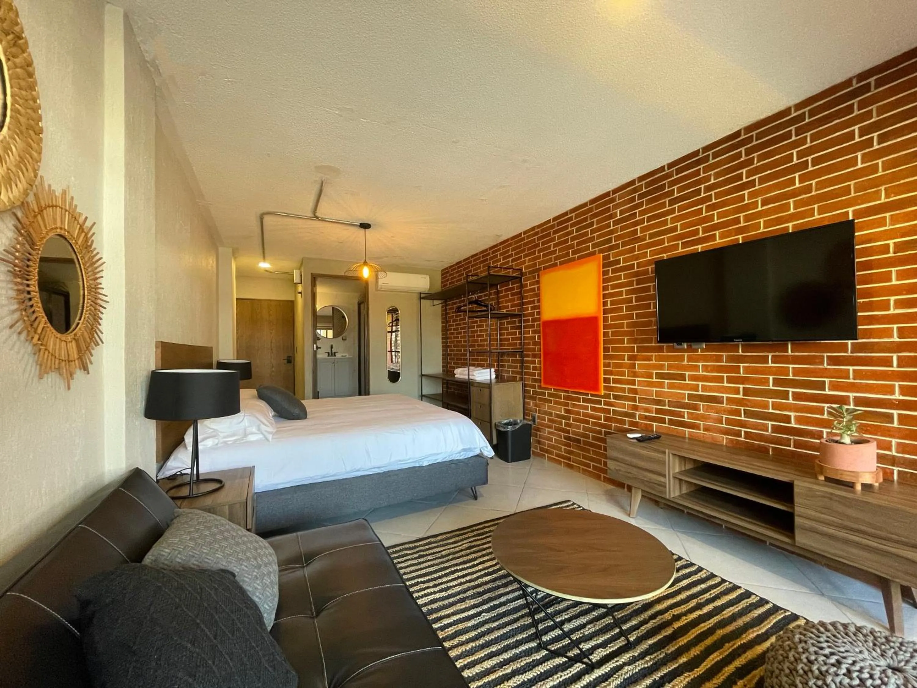 Photo of the whole room, Bed in Estacion Alameda Downtown