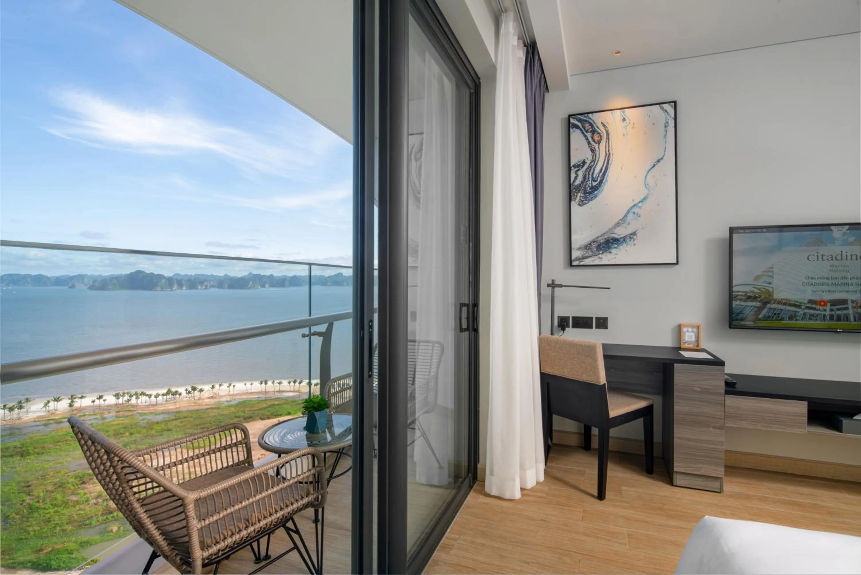 Communal lounge/ TV room in Citadines Marina Halong