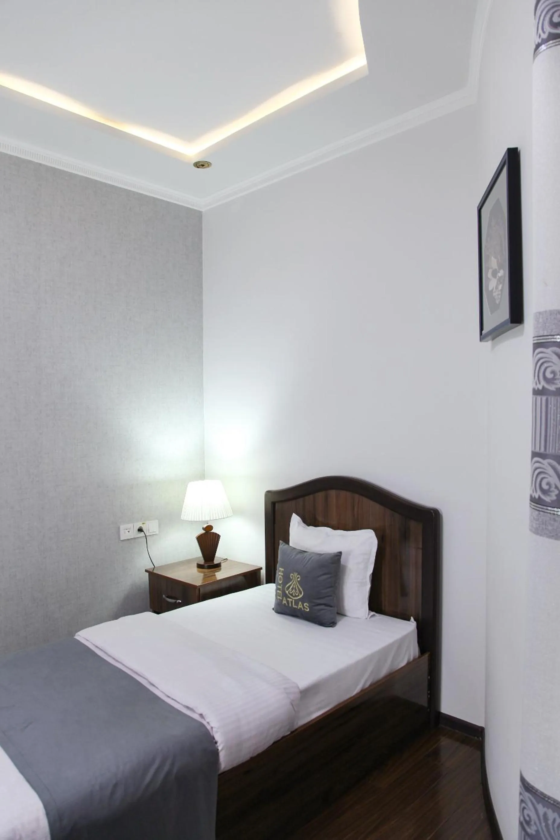 Photo of the whole room, Bed in Atlas