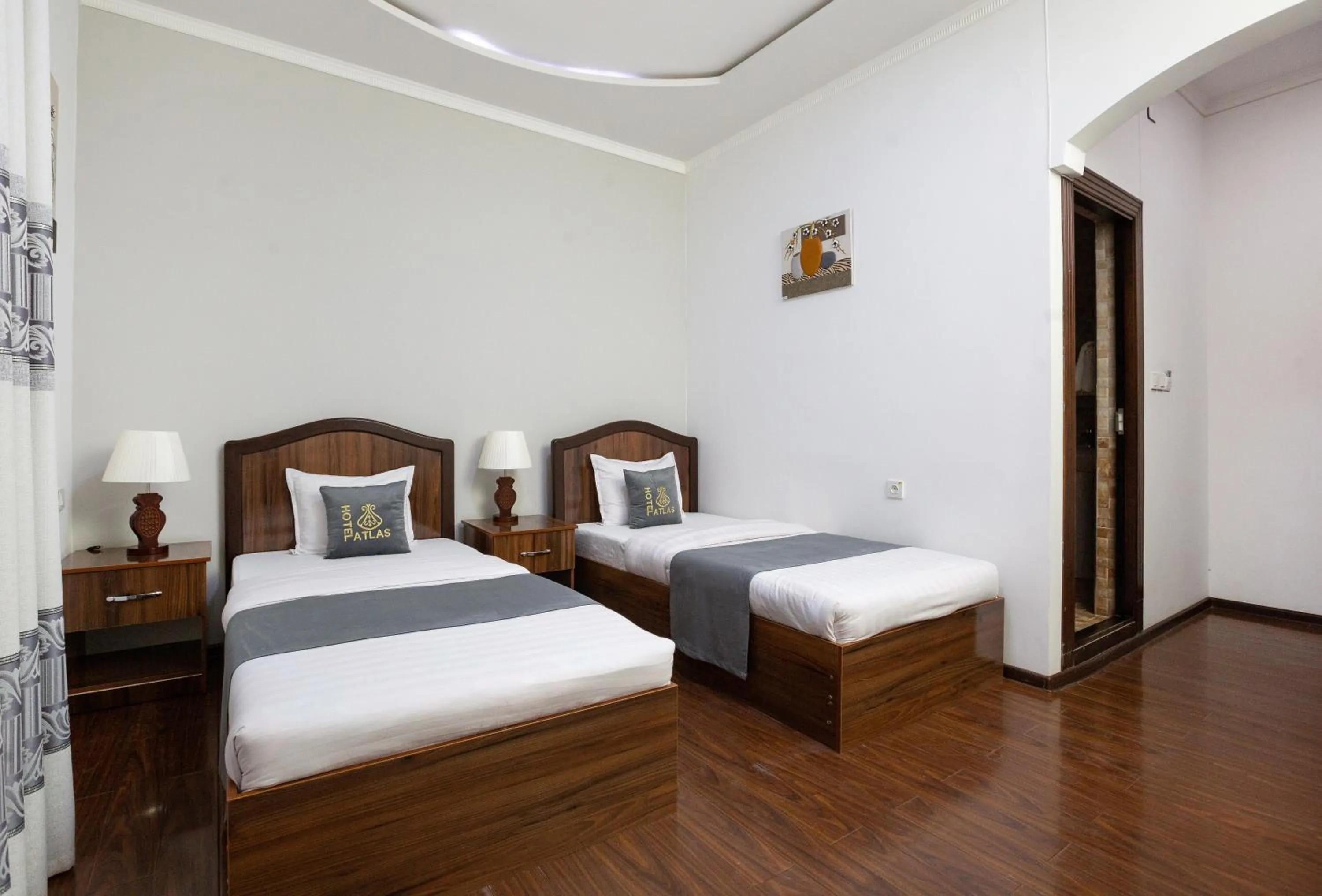 Photo of the whole room, Bed in Atlas