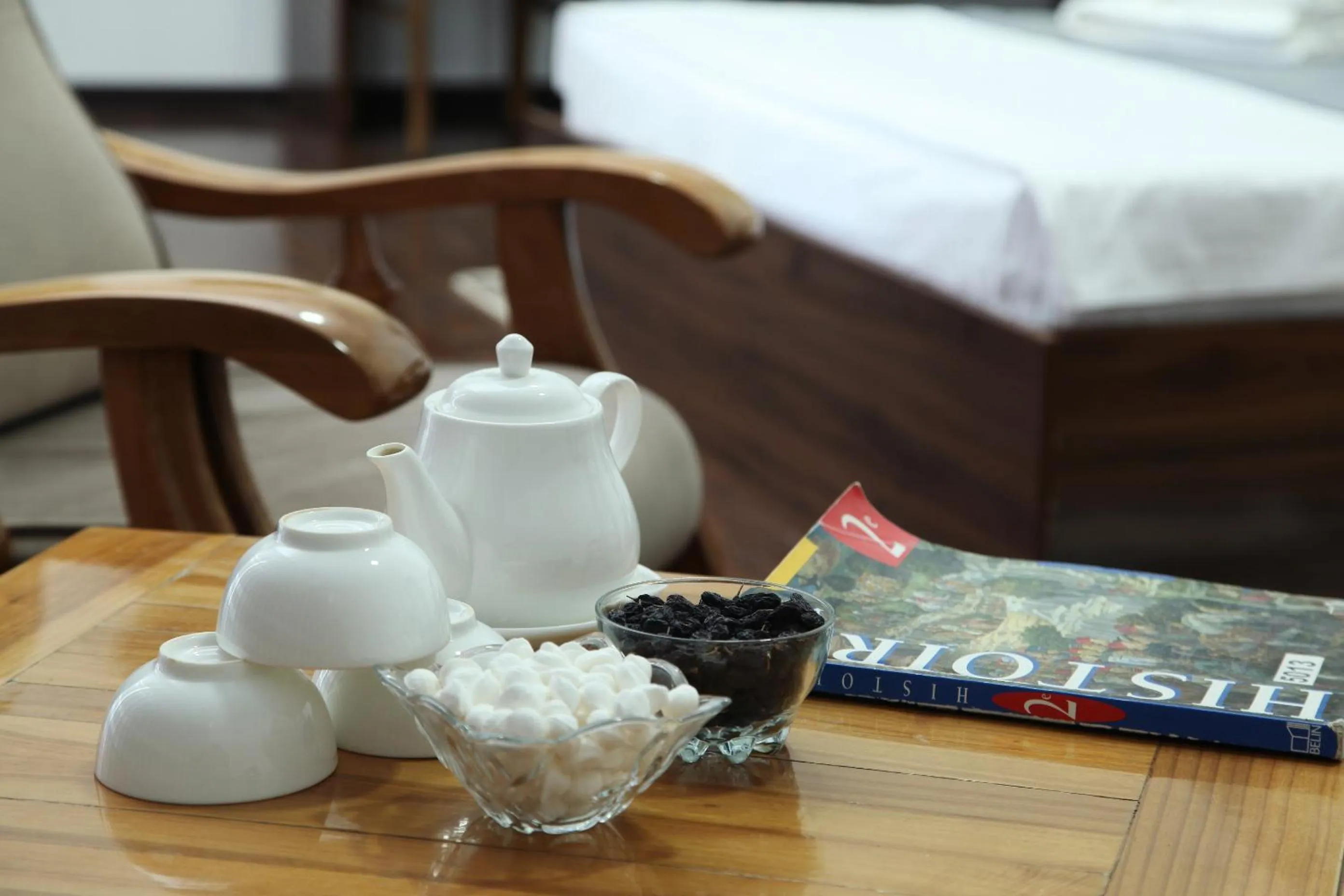 Photo of the whole room, Bed in Atlas