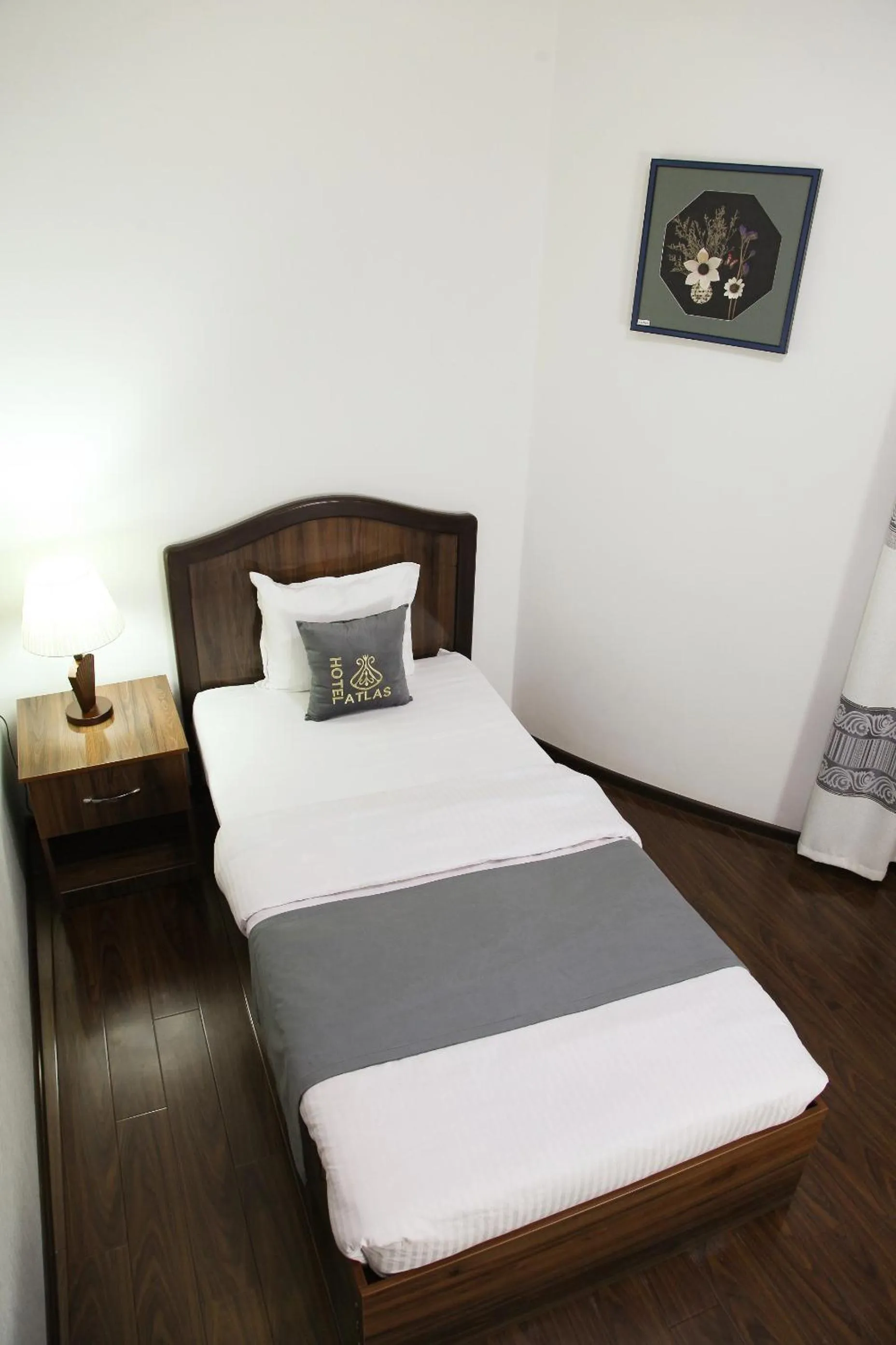 Photo of the whole room, Bed in Atlas